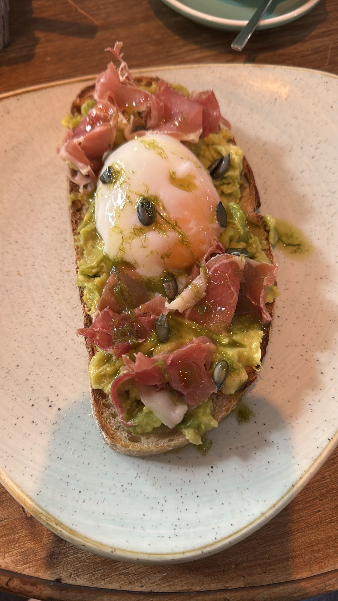 Tostada con aguacate, jamón y huevo