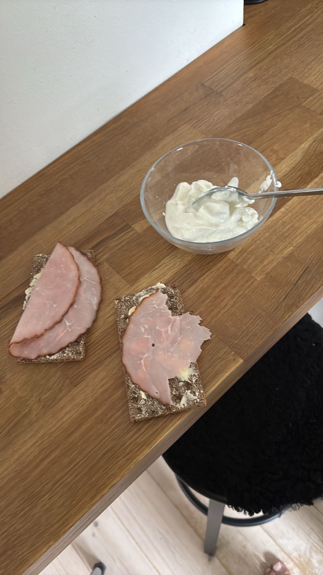 Knäckebröd med skinka