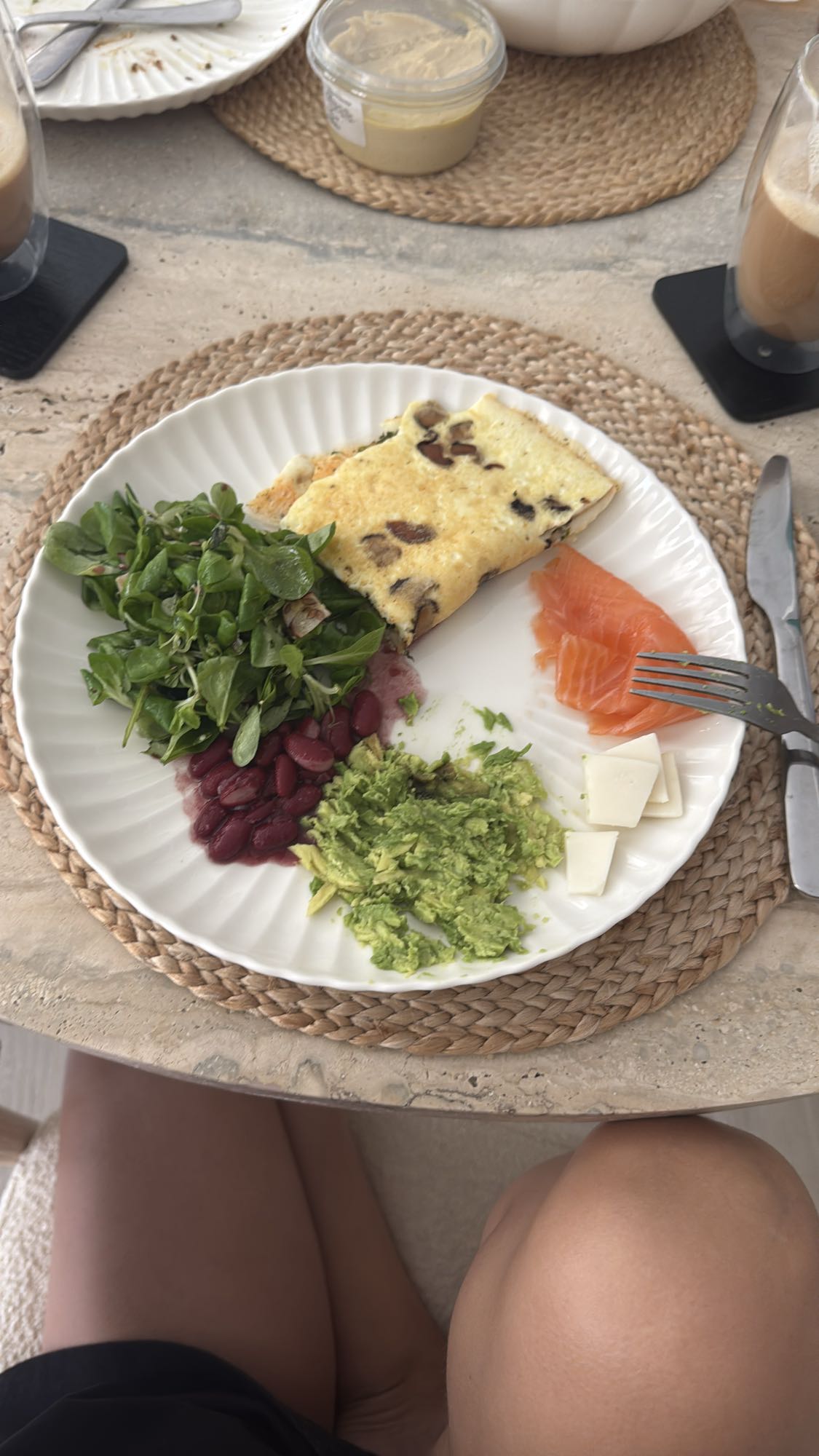 Омлет с овощами и лососем