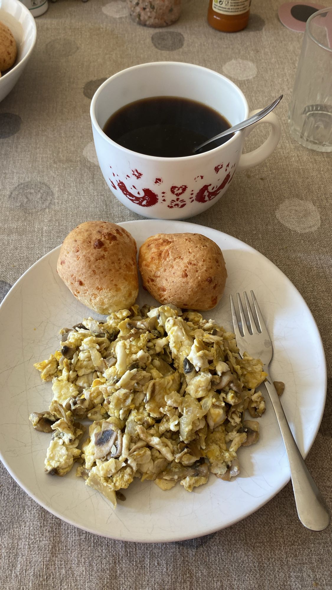 Desayuno con huevos y café