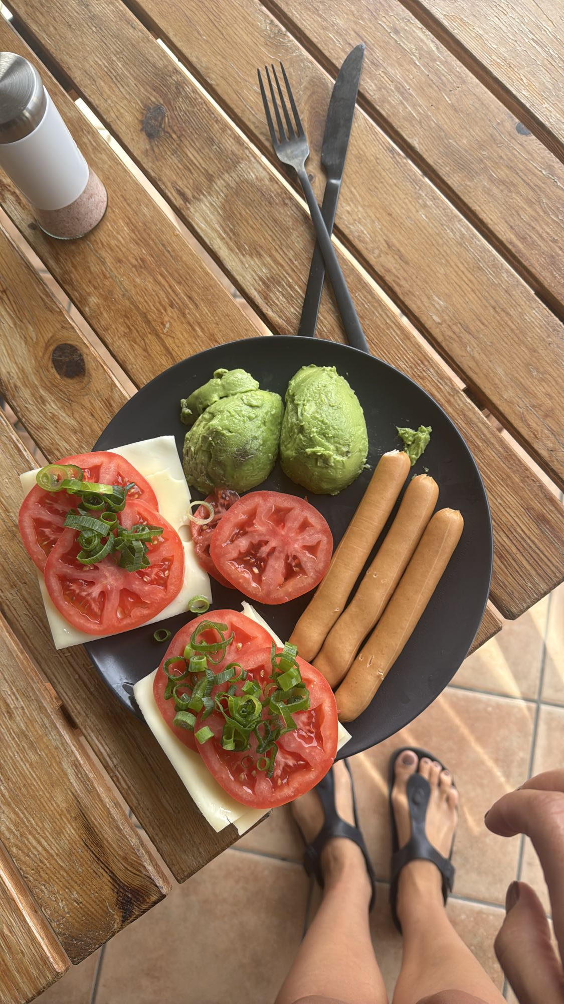 Śniadanie z parówkami i awokado