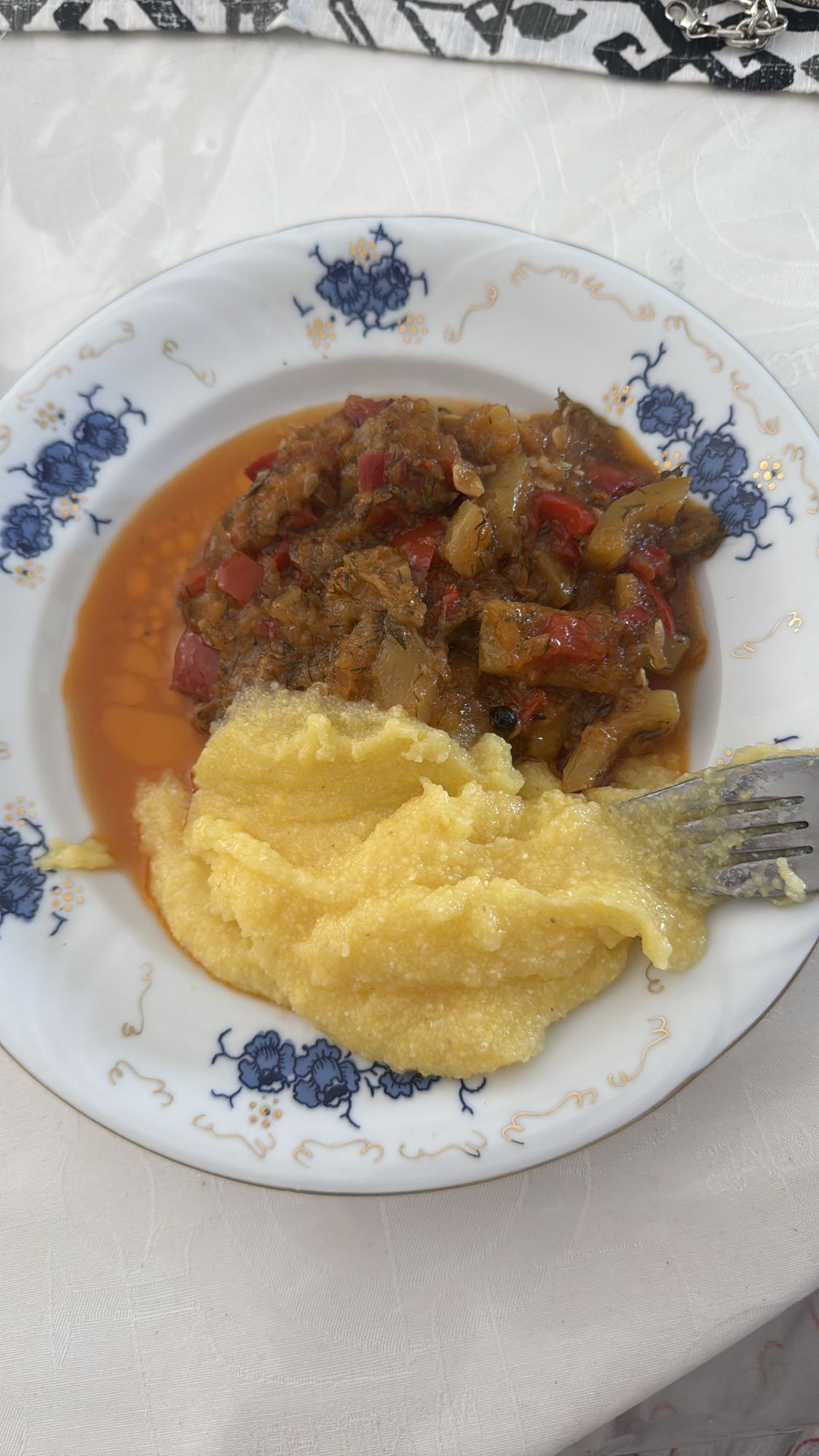 Mămăligă cu tocăniță de legume