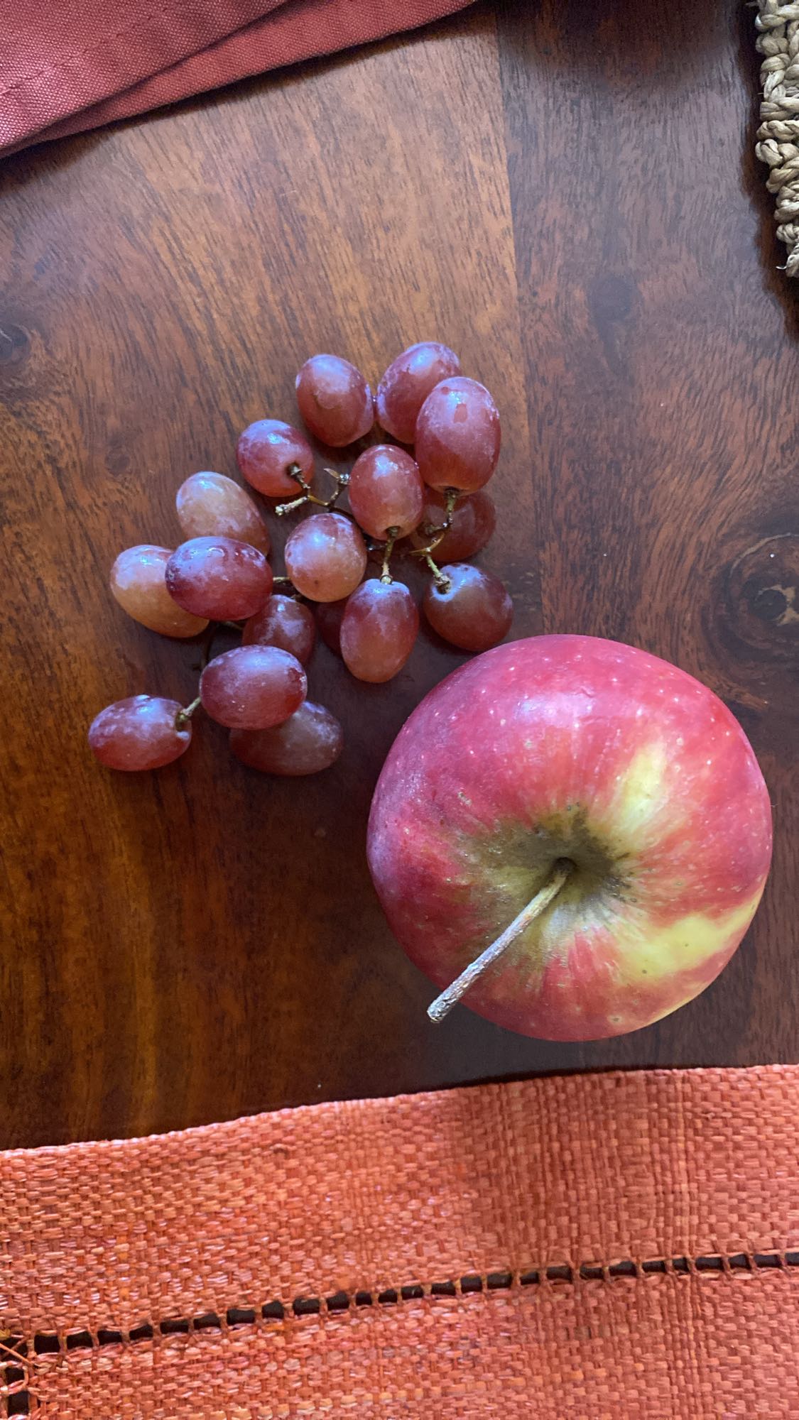 Pomme et raisins rouges