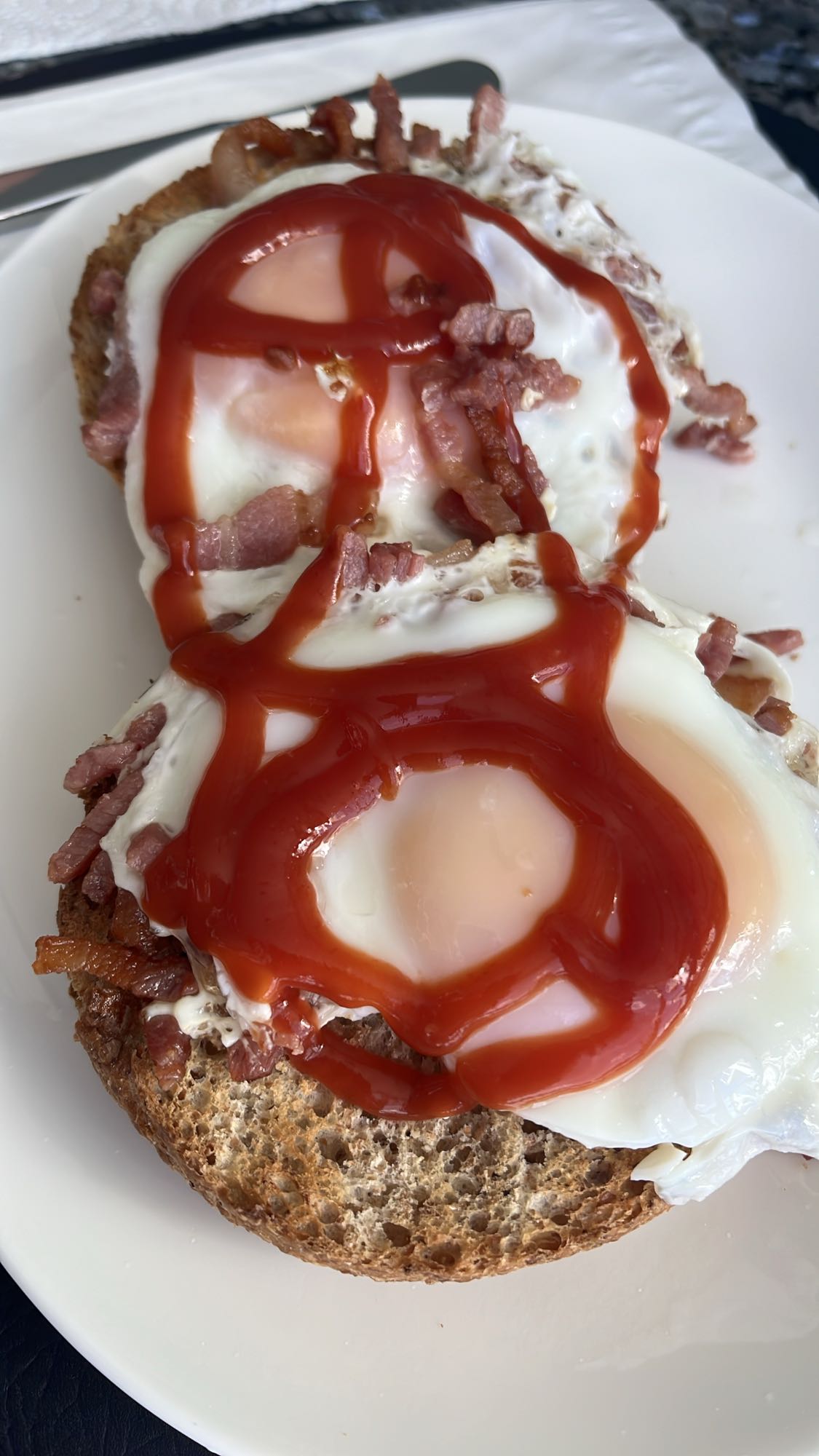 Eieren op toast met spek