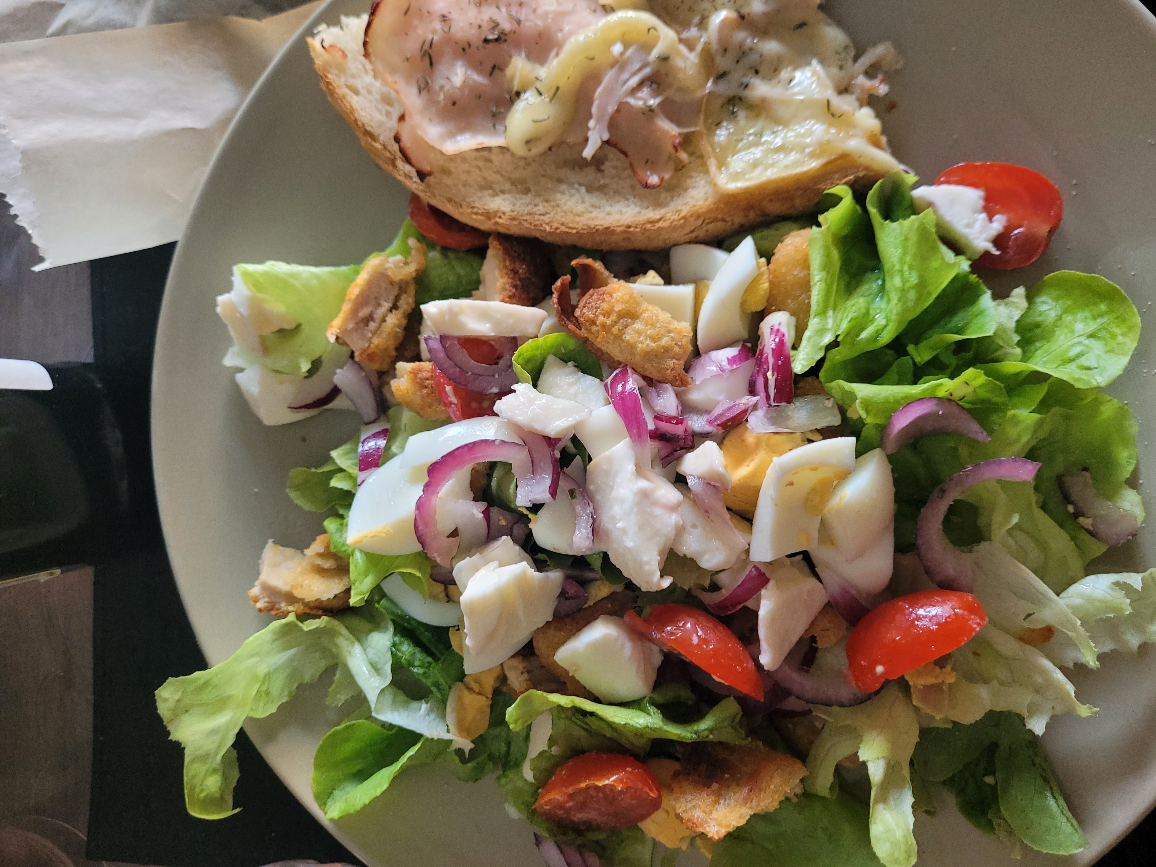 Salade composée et tartine