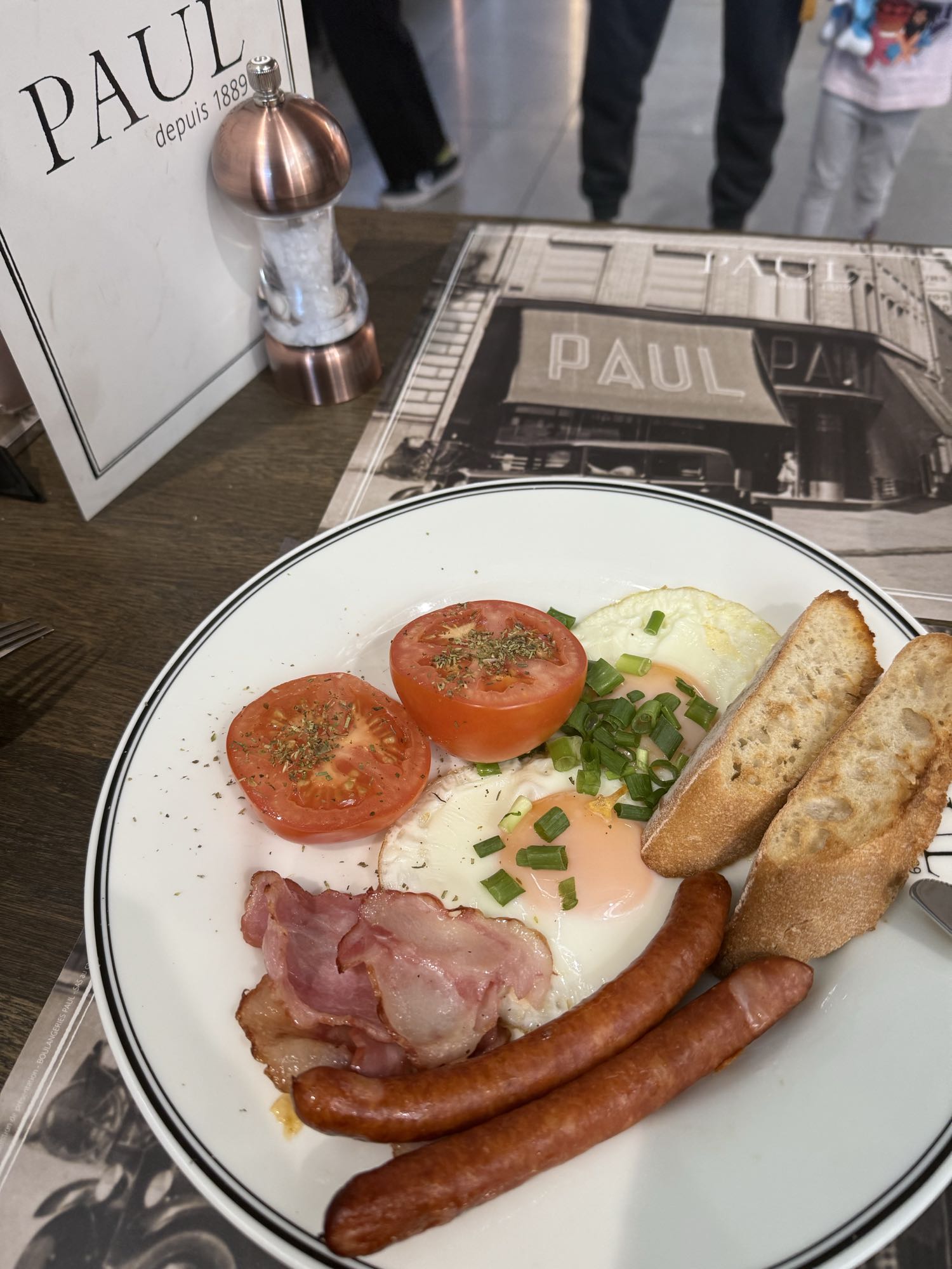 Сніданок з яйцями та ковбасками