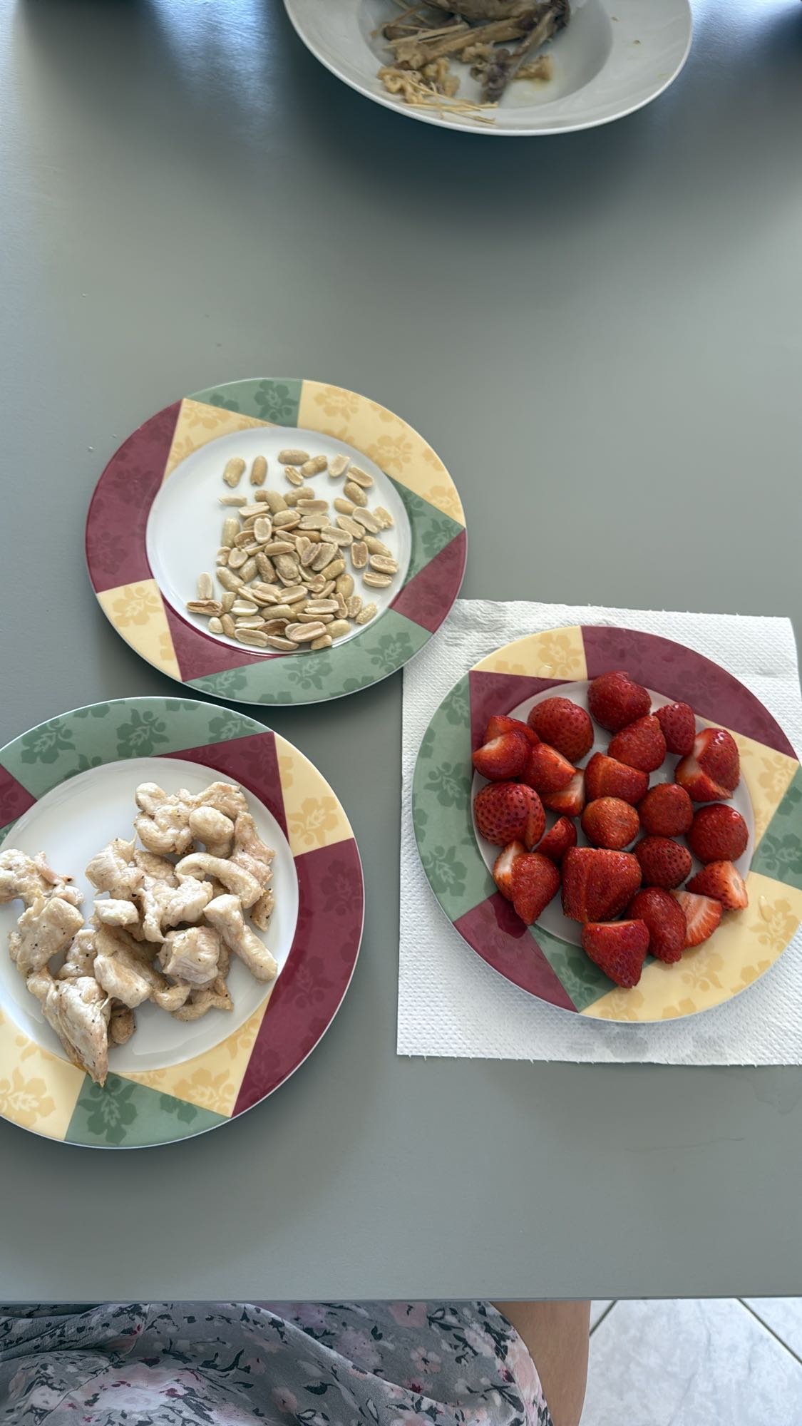 Piept de pui, semințe, căpșuni