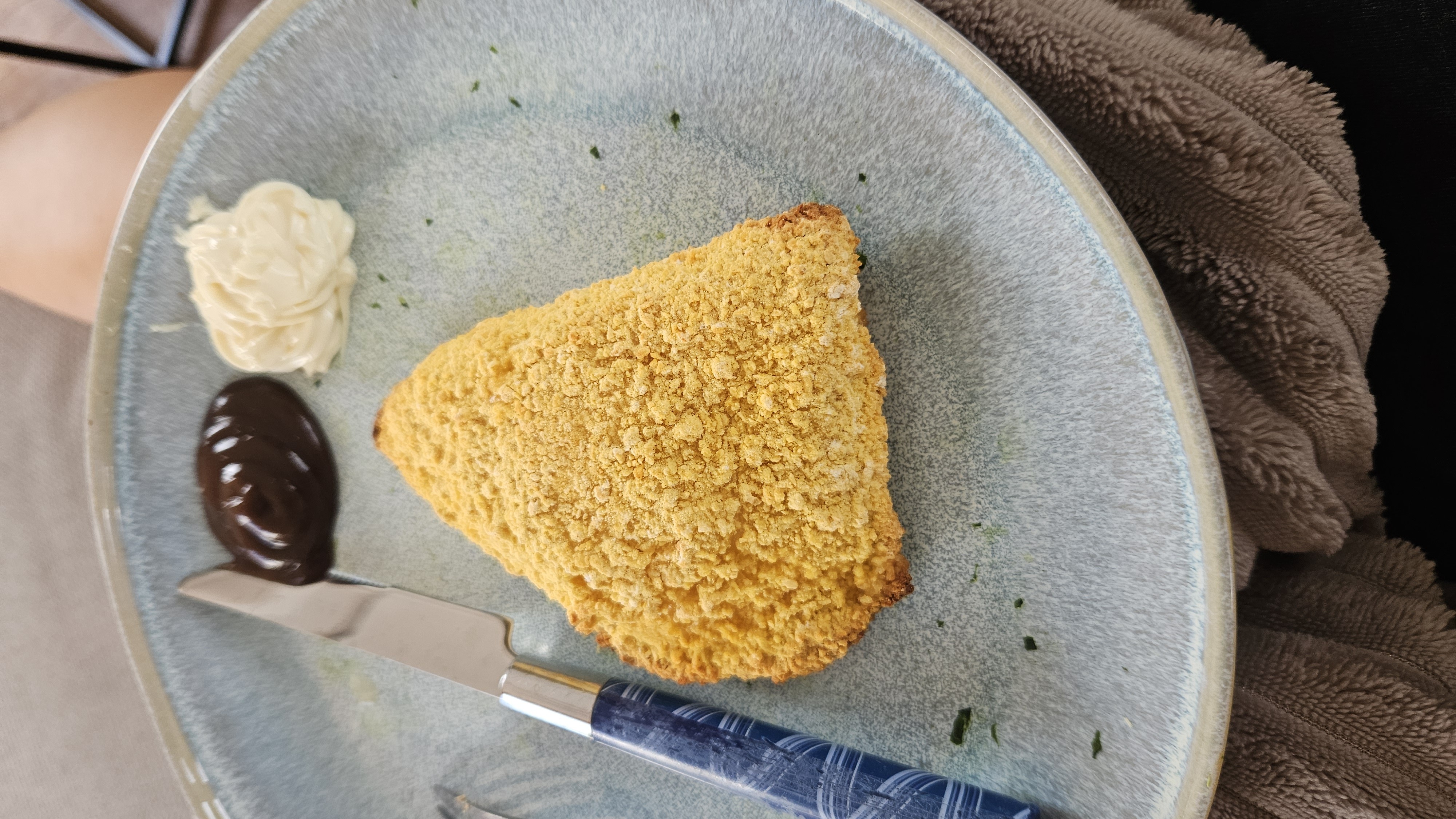 Gepaneerde snack met sauzen