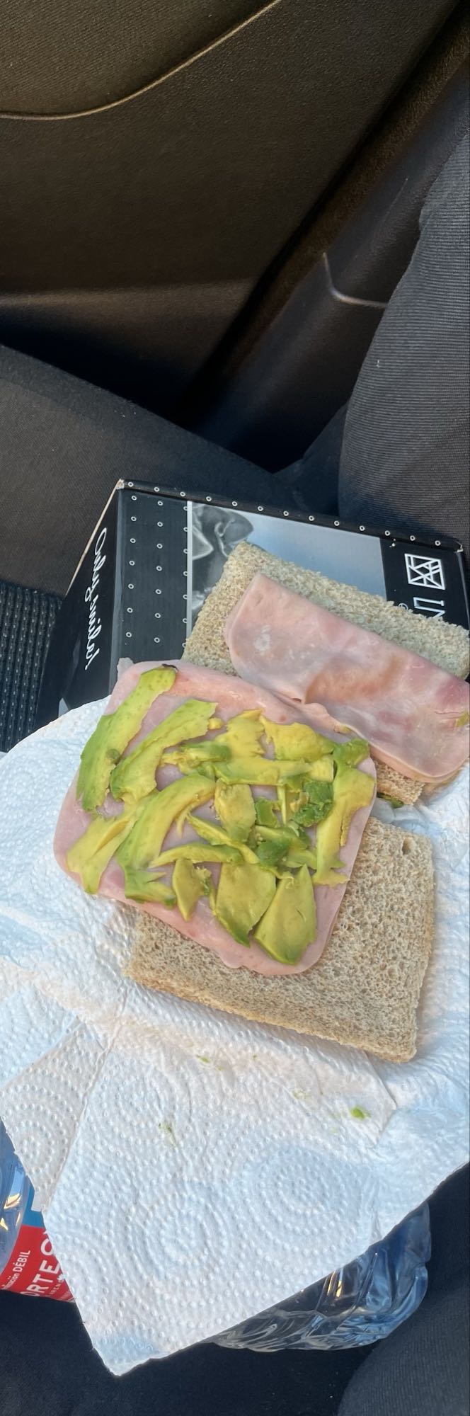 Sándwich de jamón y aguacate