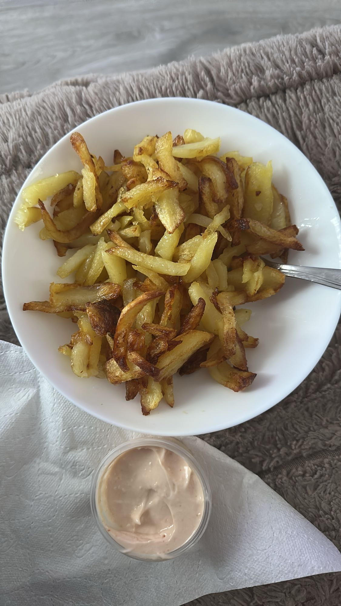 Frytki z sosem