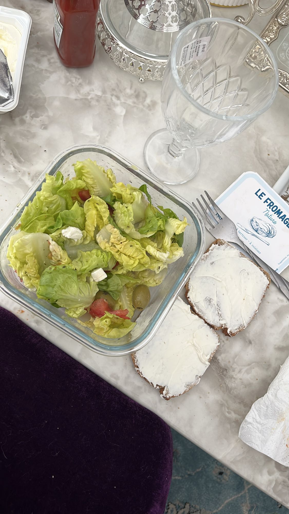 Salade et pain au fromage