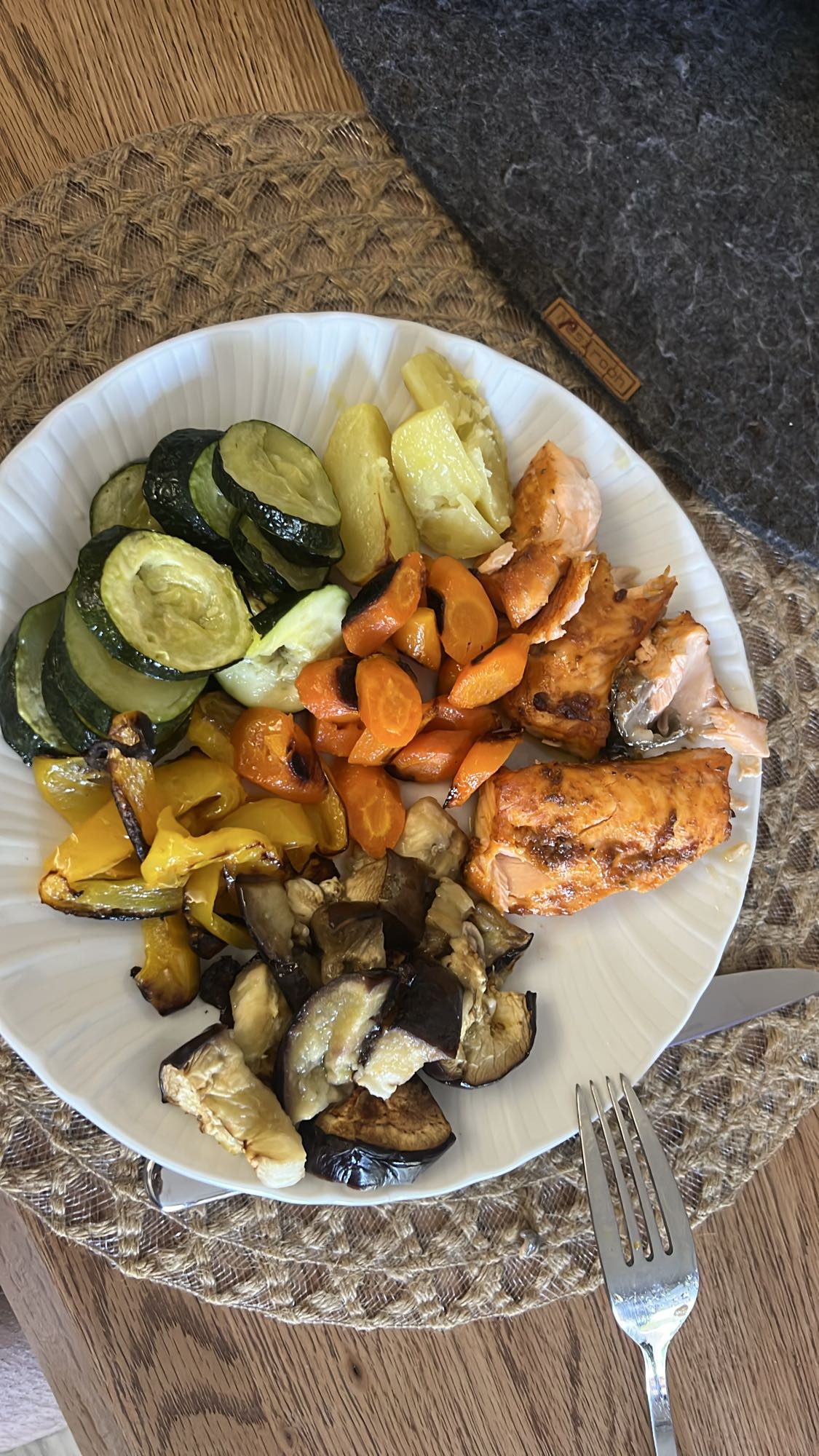 Izgara somon ve sebzeler