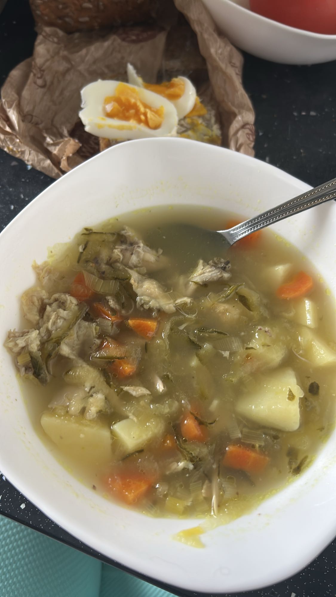 Rosół z warzywami i jajkiem