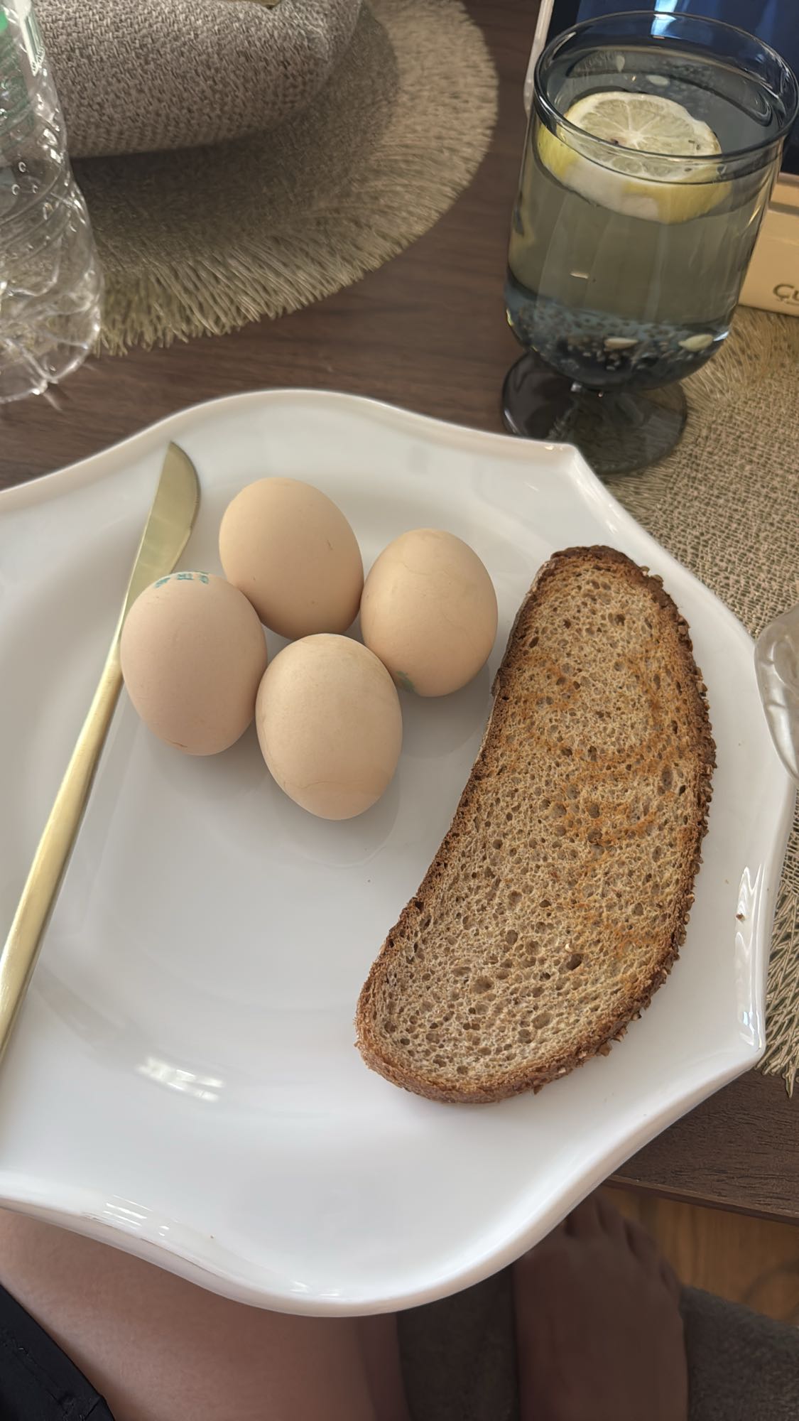 Варенные яйца и цельнозерновой хлеб с сыром и маслом