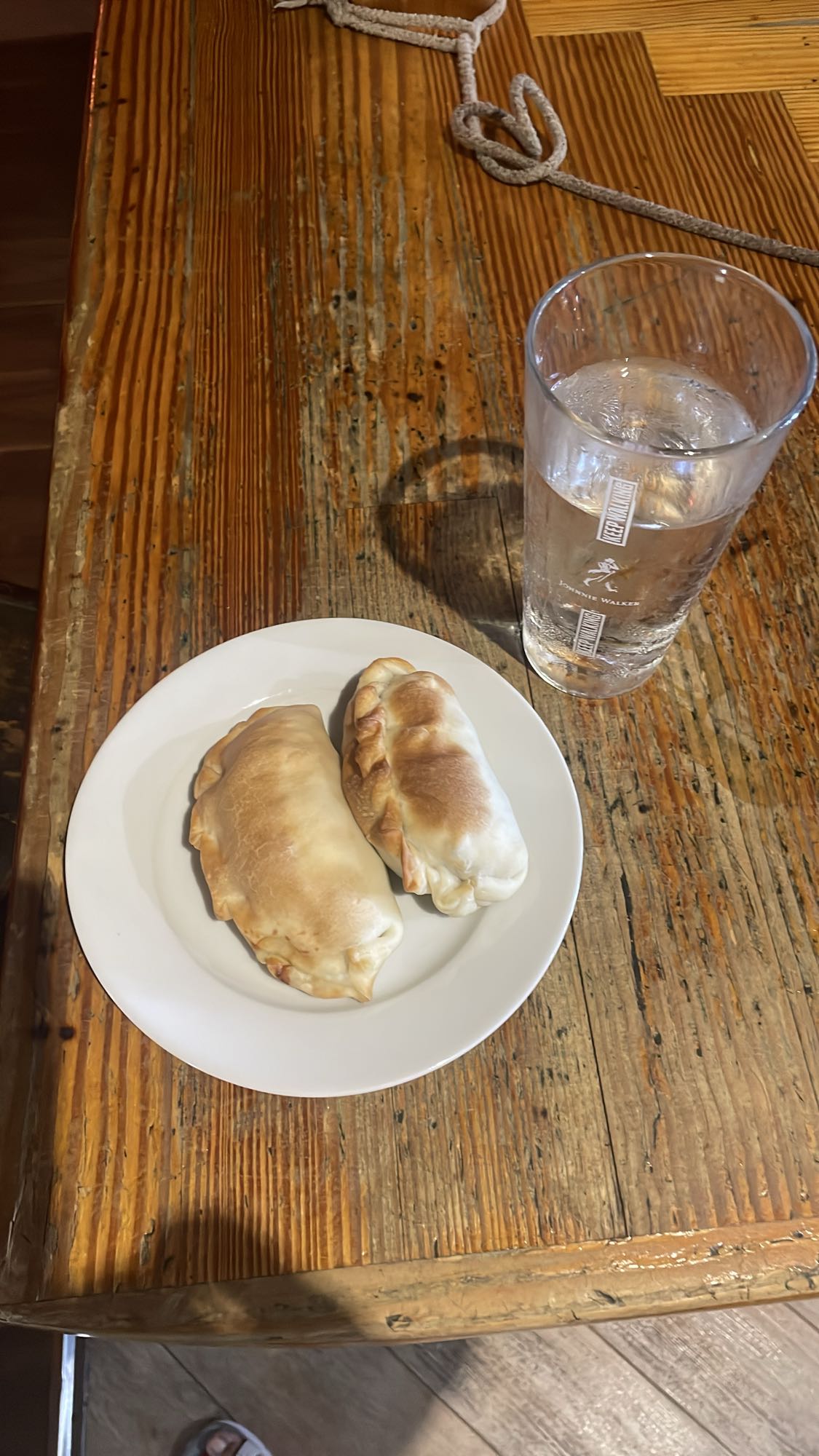 empanadas al horno y agua