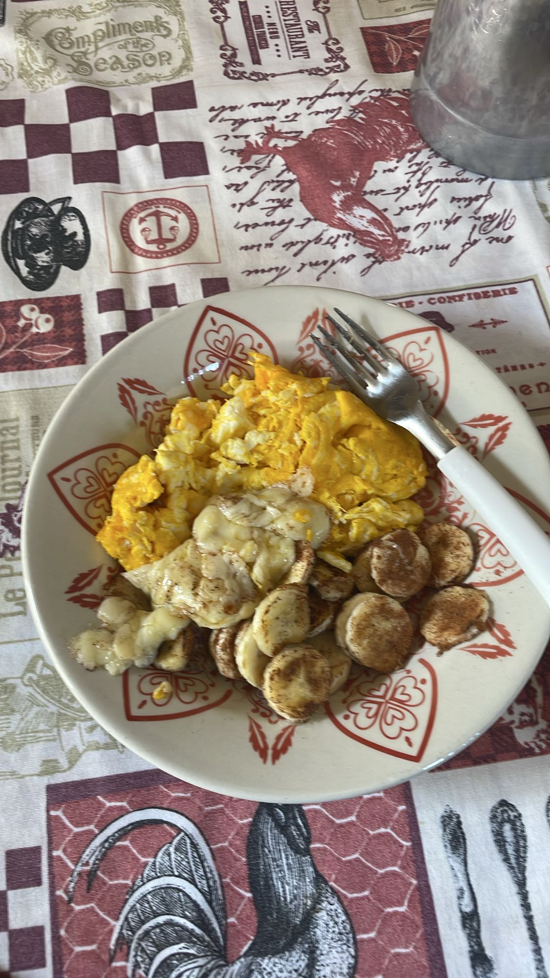 Ovos mexidos e banana