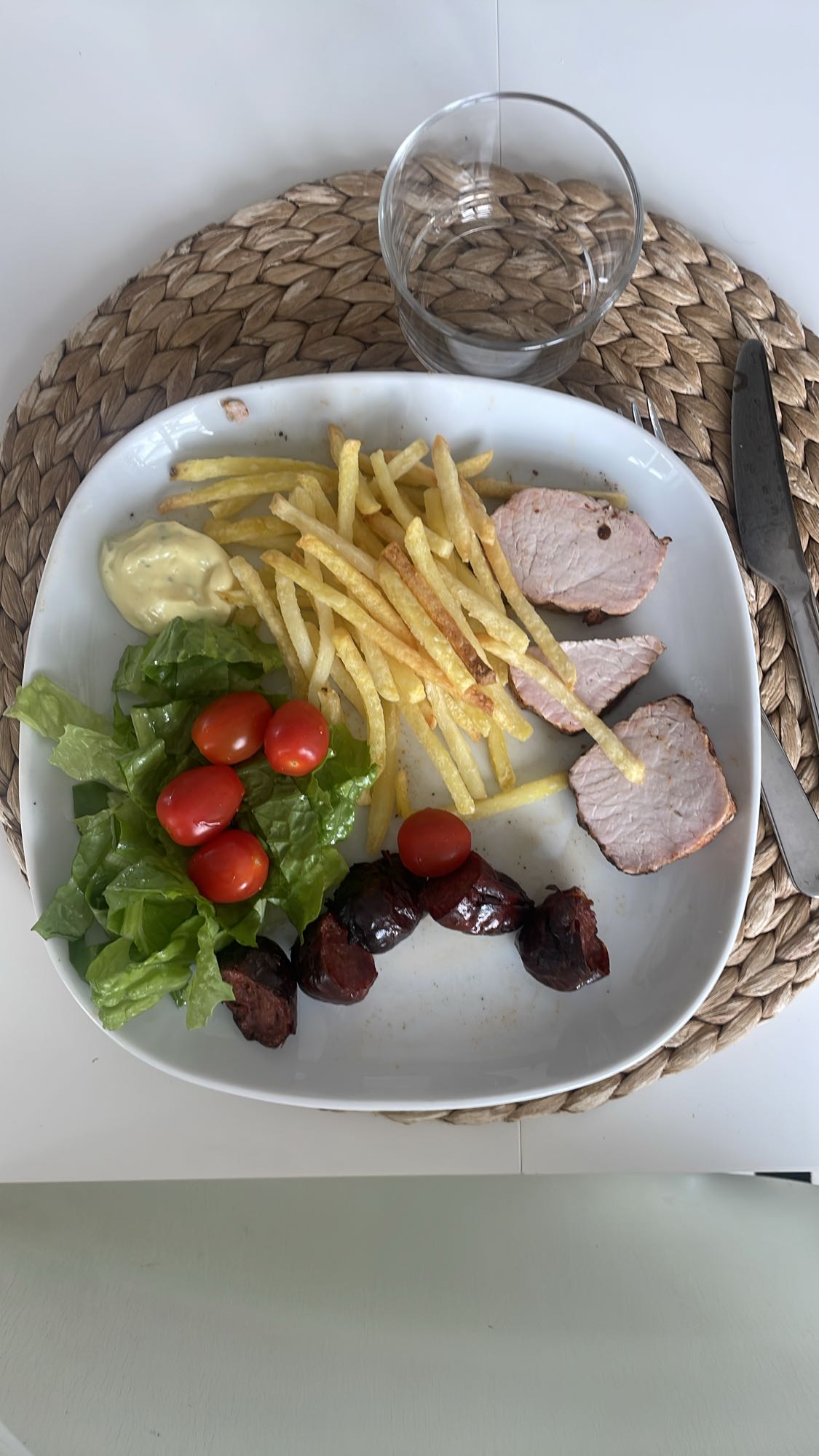 Kött med pommes och sallad