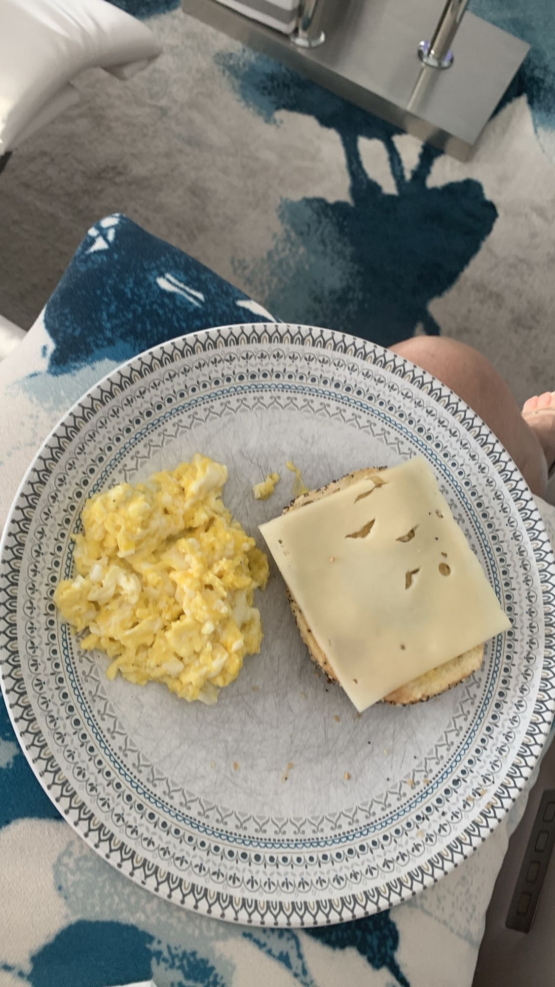 Oeufs brouillés et sandwich fromage