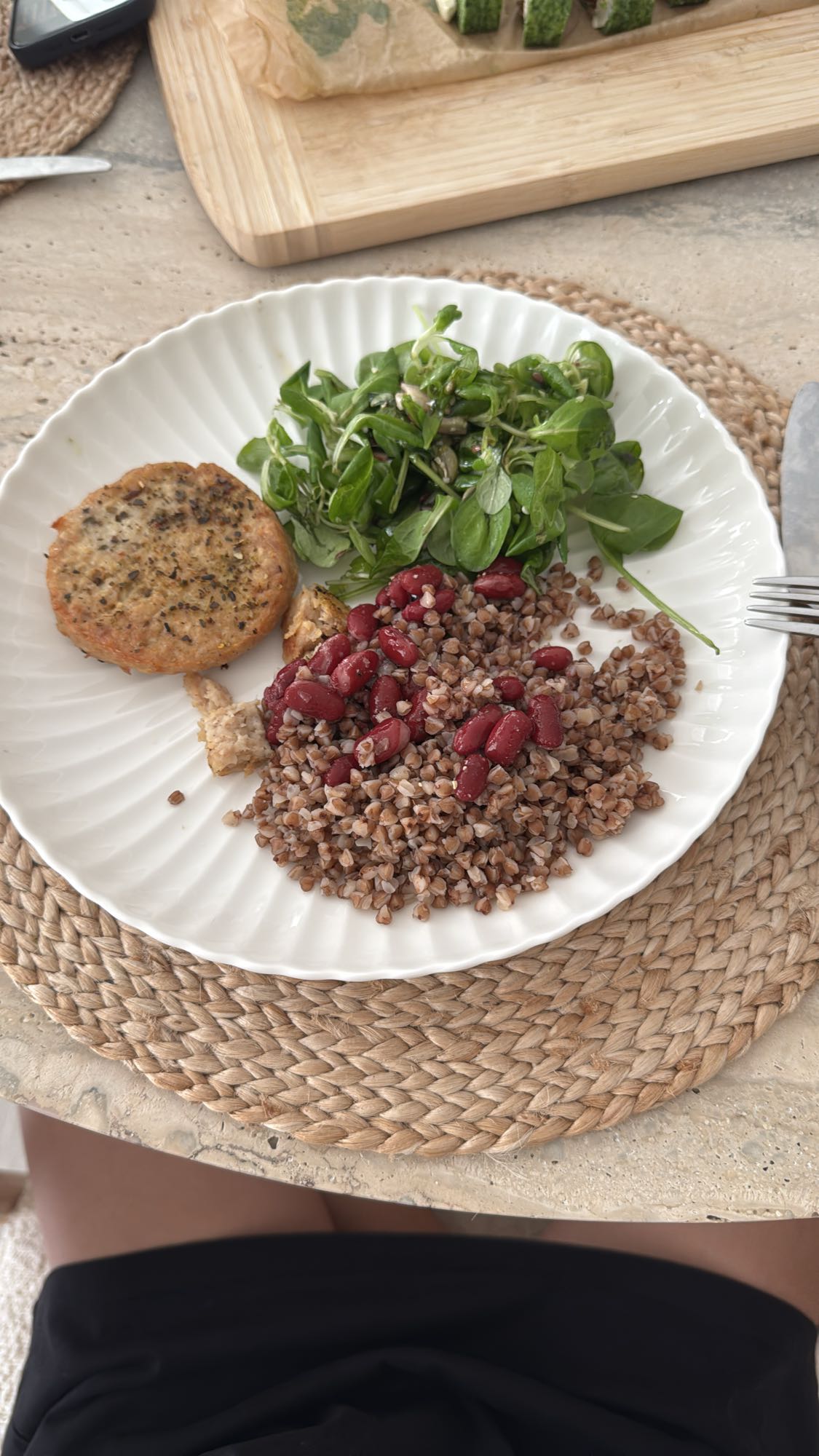 гречка с котлетой и салатом