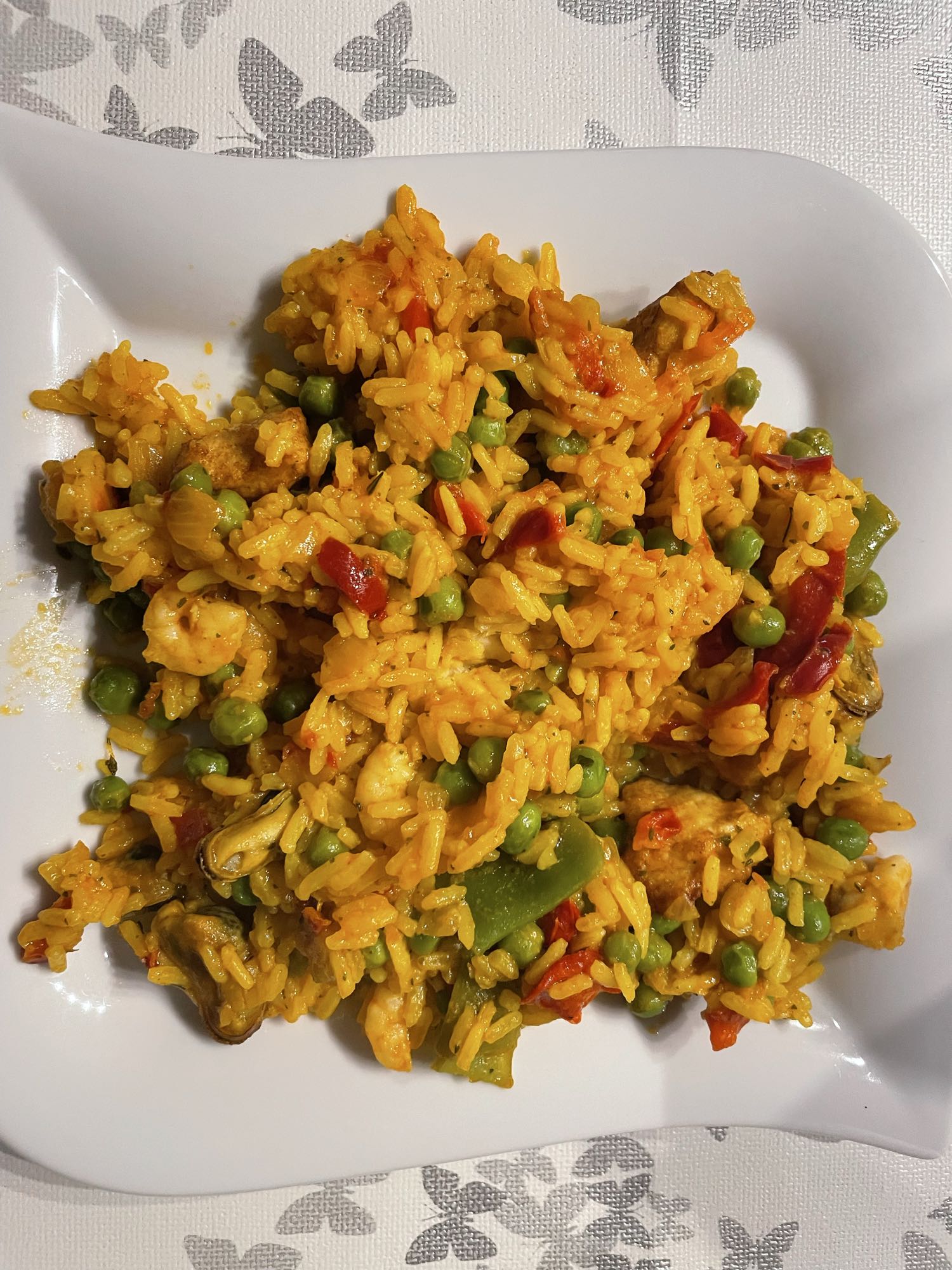 Paella de verduras y mariscos