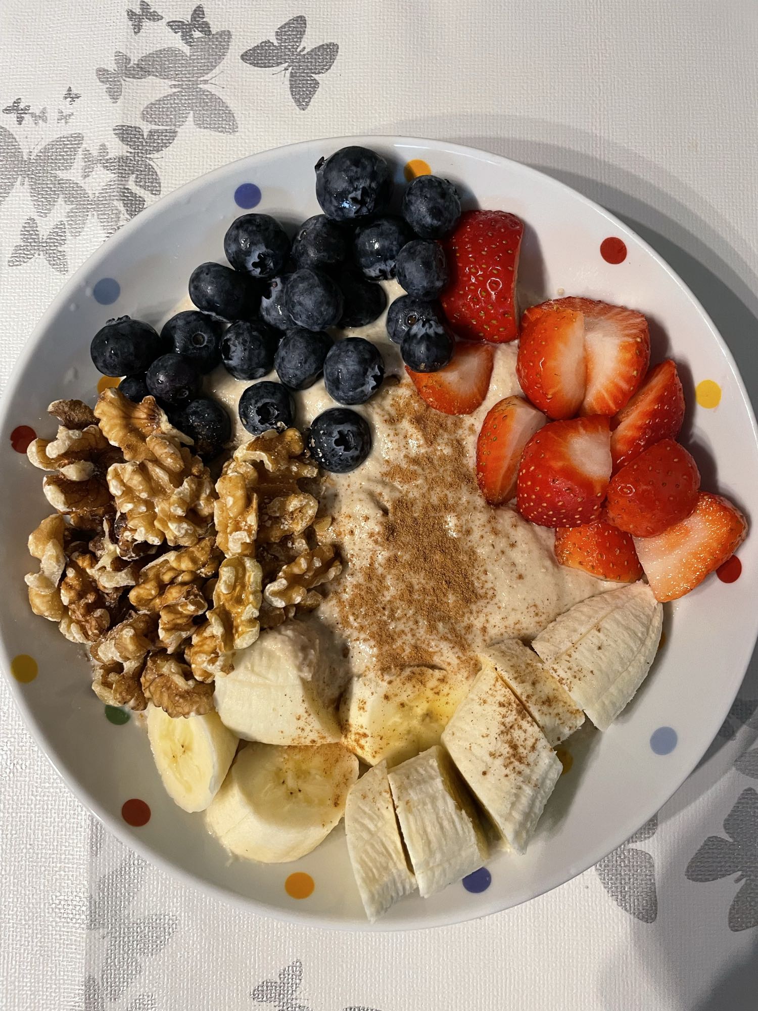 Haferflocken mit Milch, Bananen, Beeren und Walnüssen