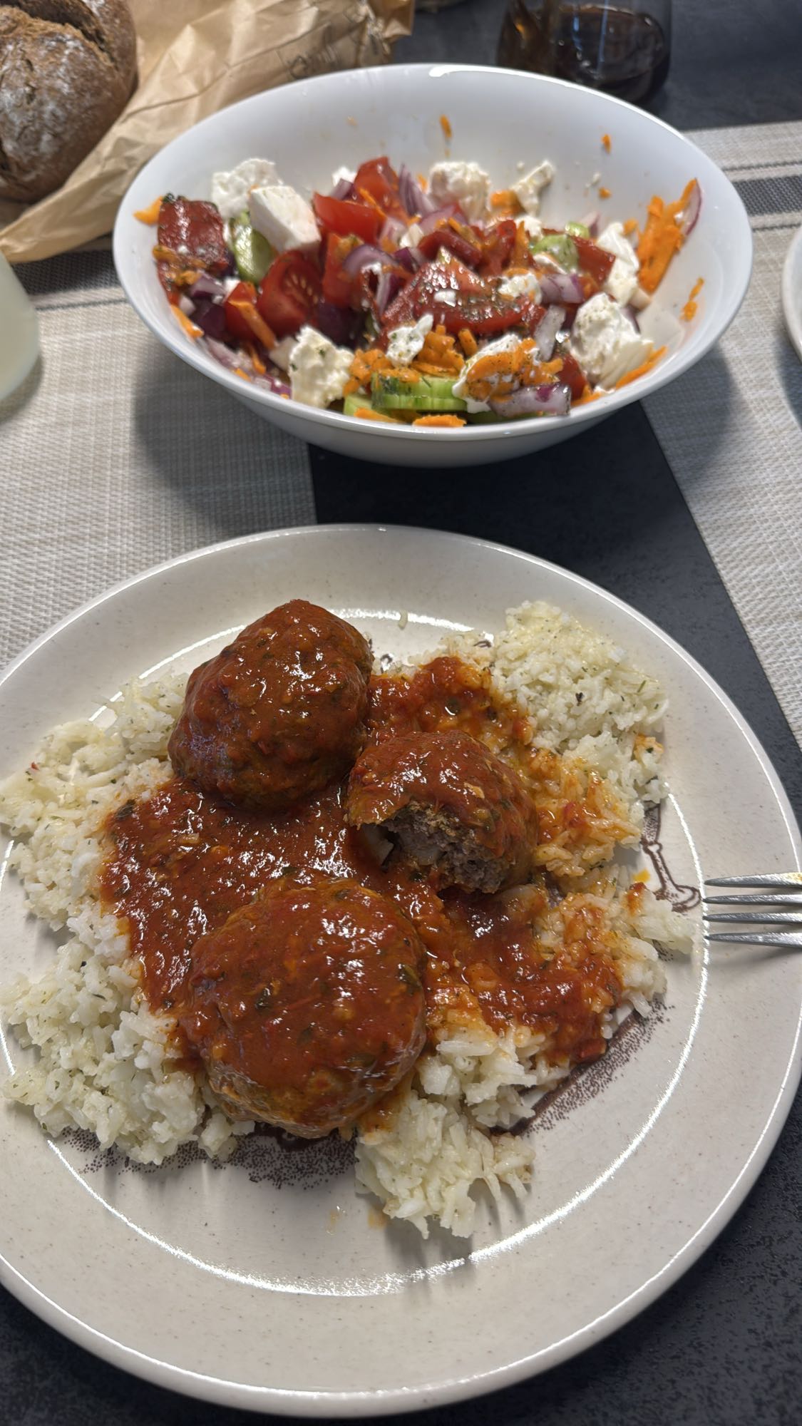 Köfte mit Reis und Salat