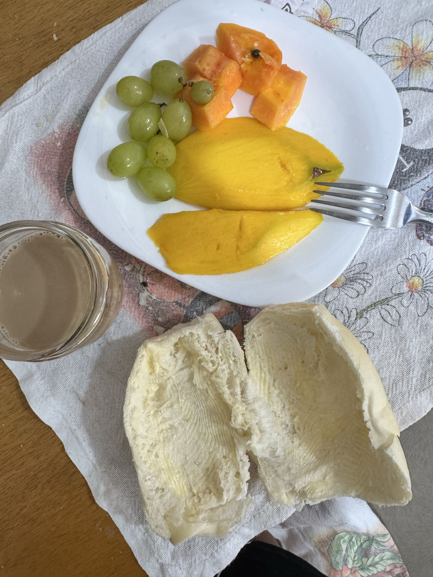 Café com frutas e pão
