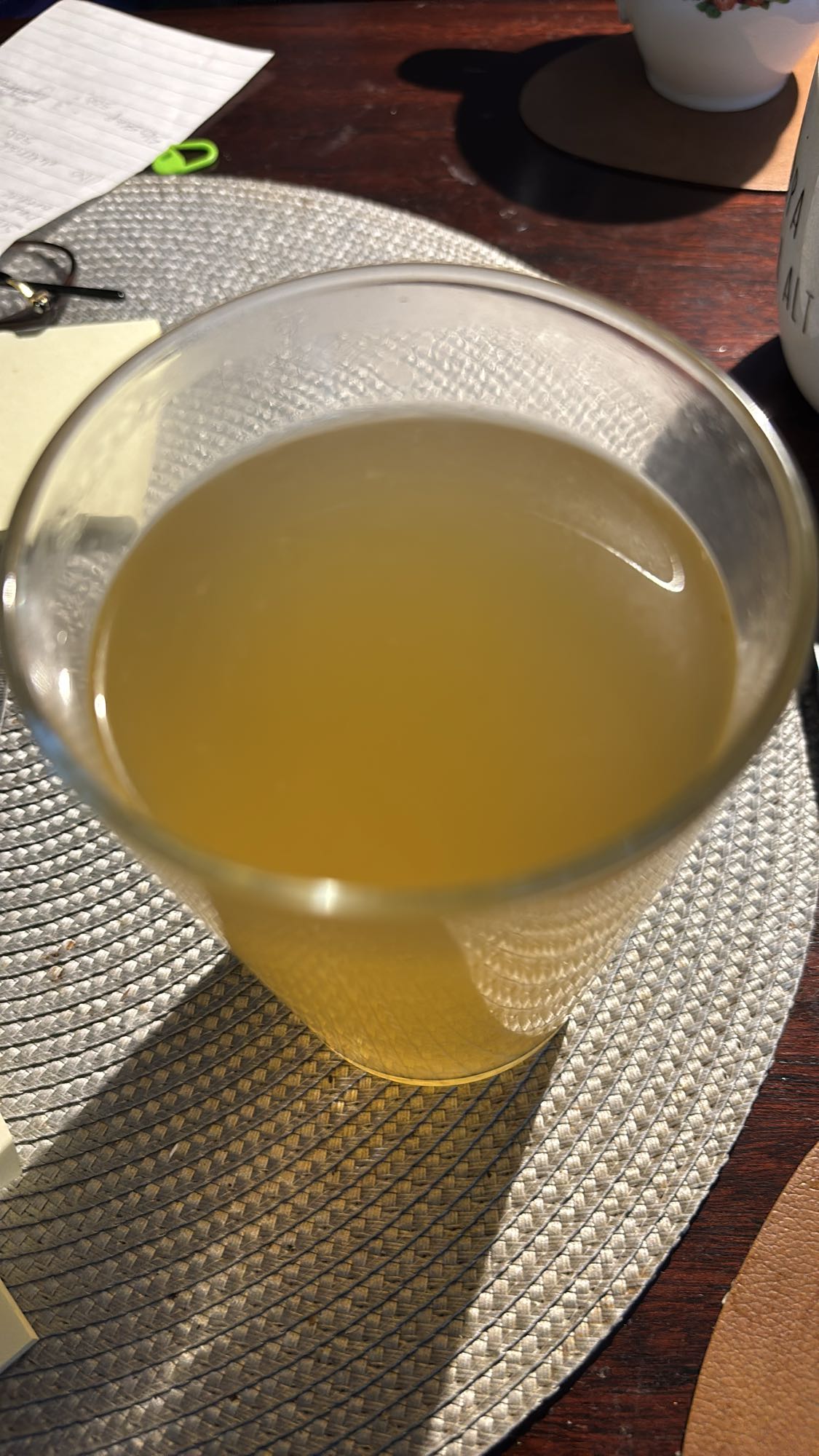 Eplejuice med kokt gulrot- og kålrotvann