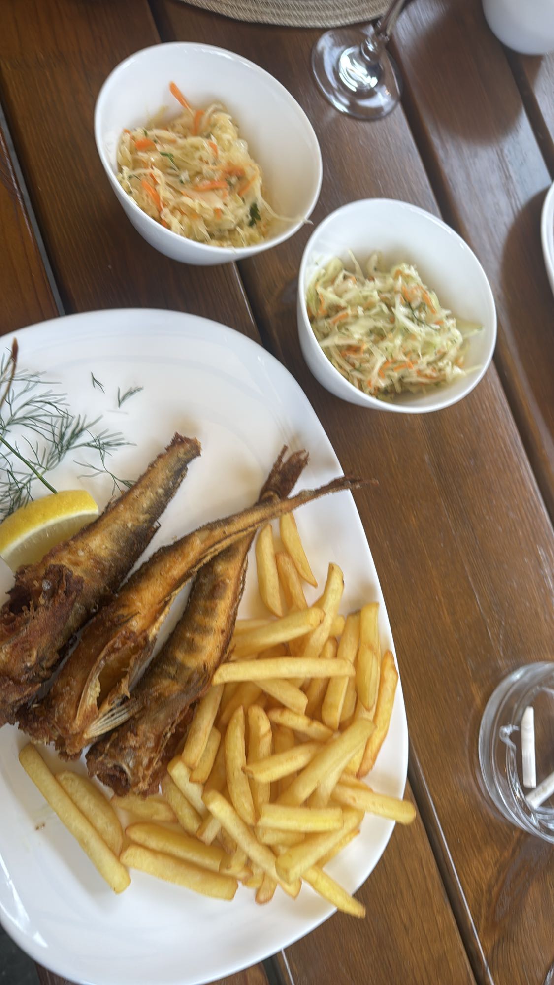 Smażona ryba z frytkami i surówką