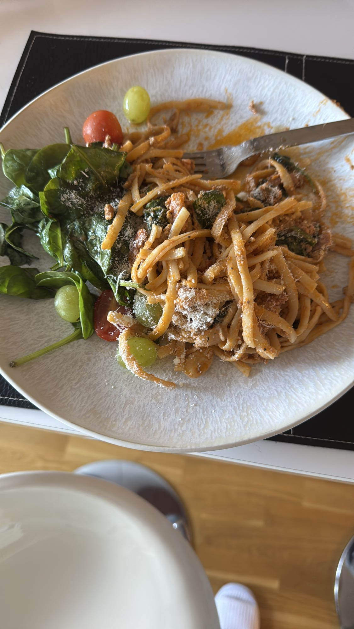 Pasta med spenat och frukt