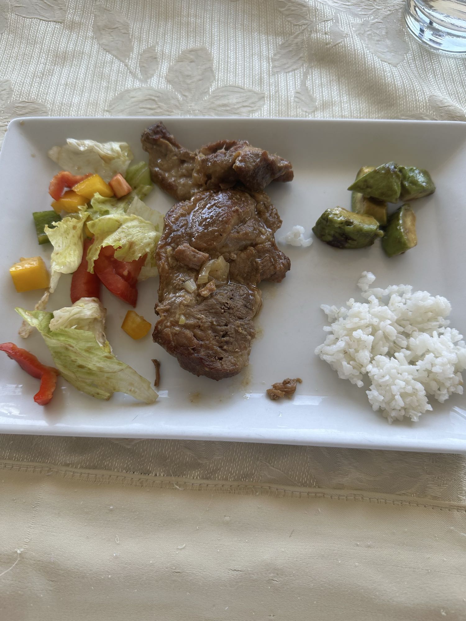 Carne con arroz y ensalada