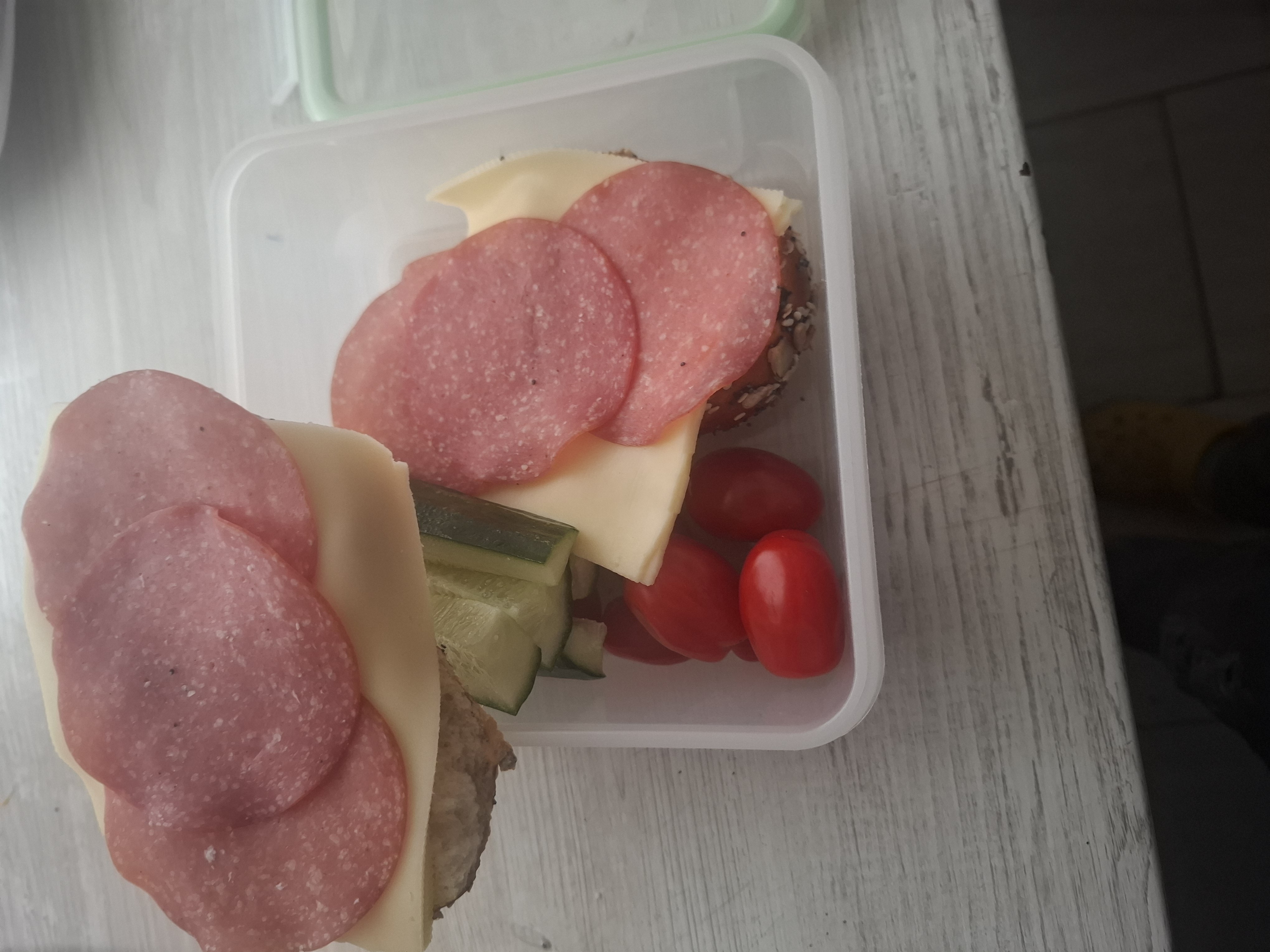 Brot mit Salami & Käse