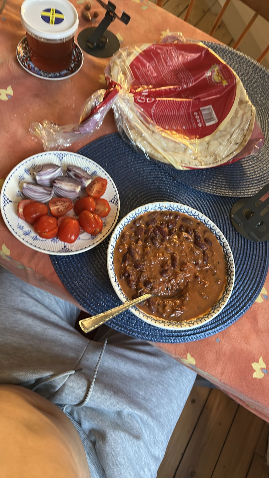 Böngryta med bröd och grönsaker