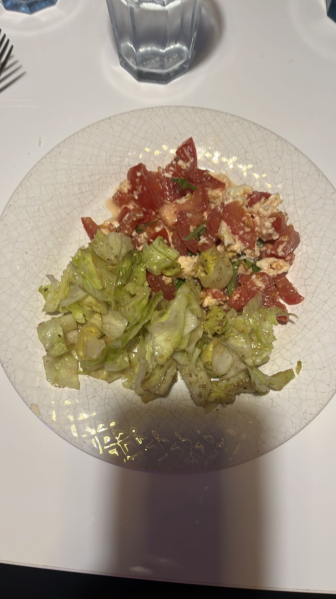 Salade et œufs brouillés