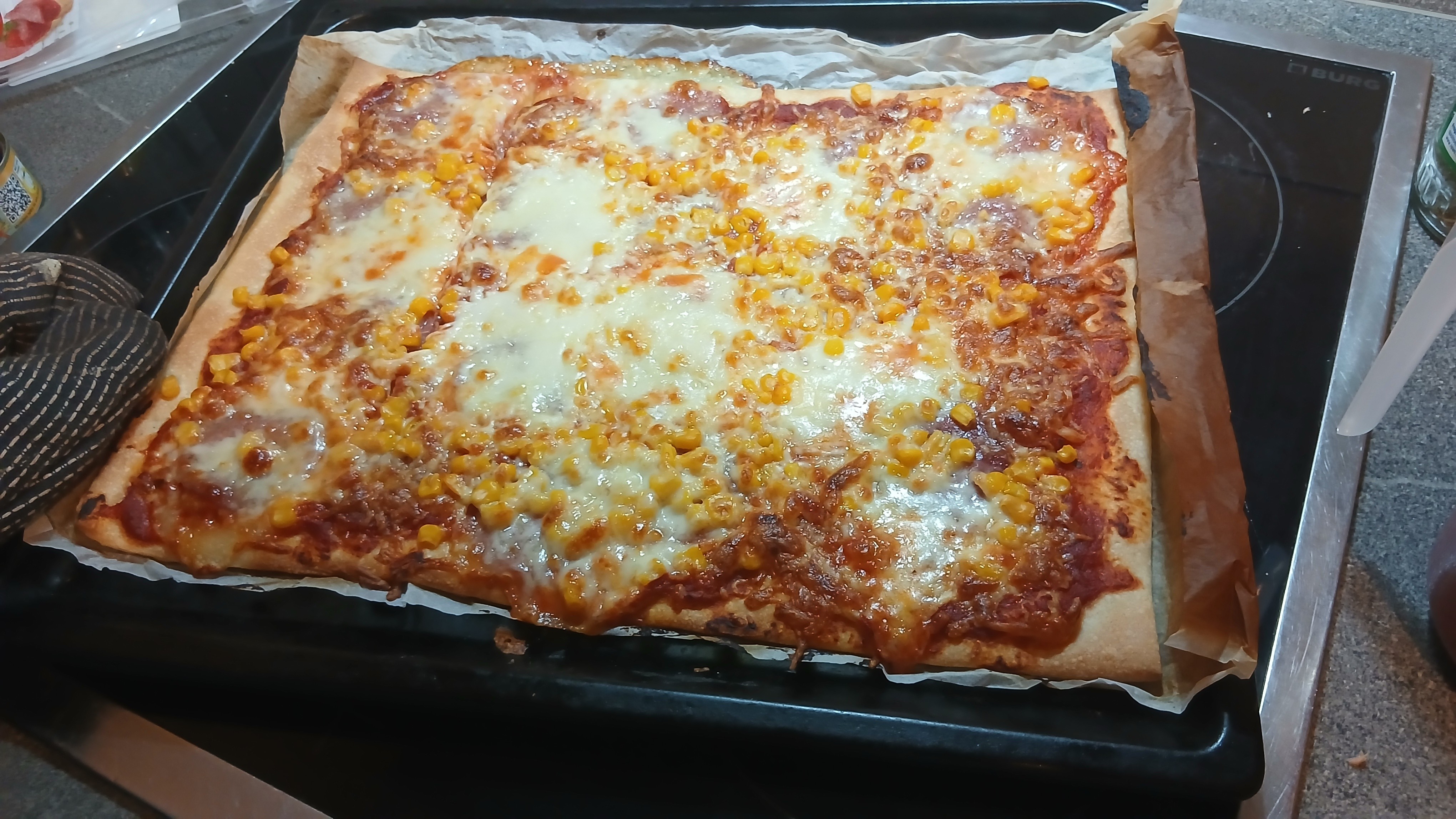 Blechpizza mit Mais
