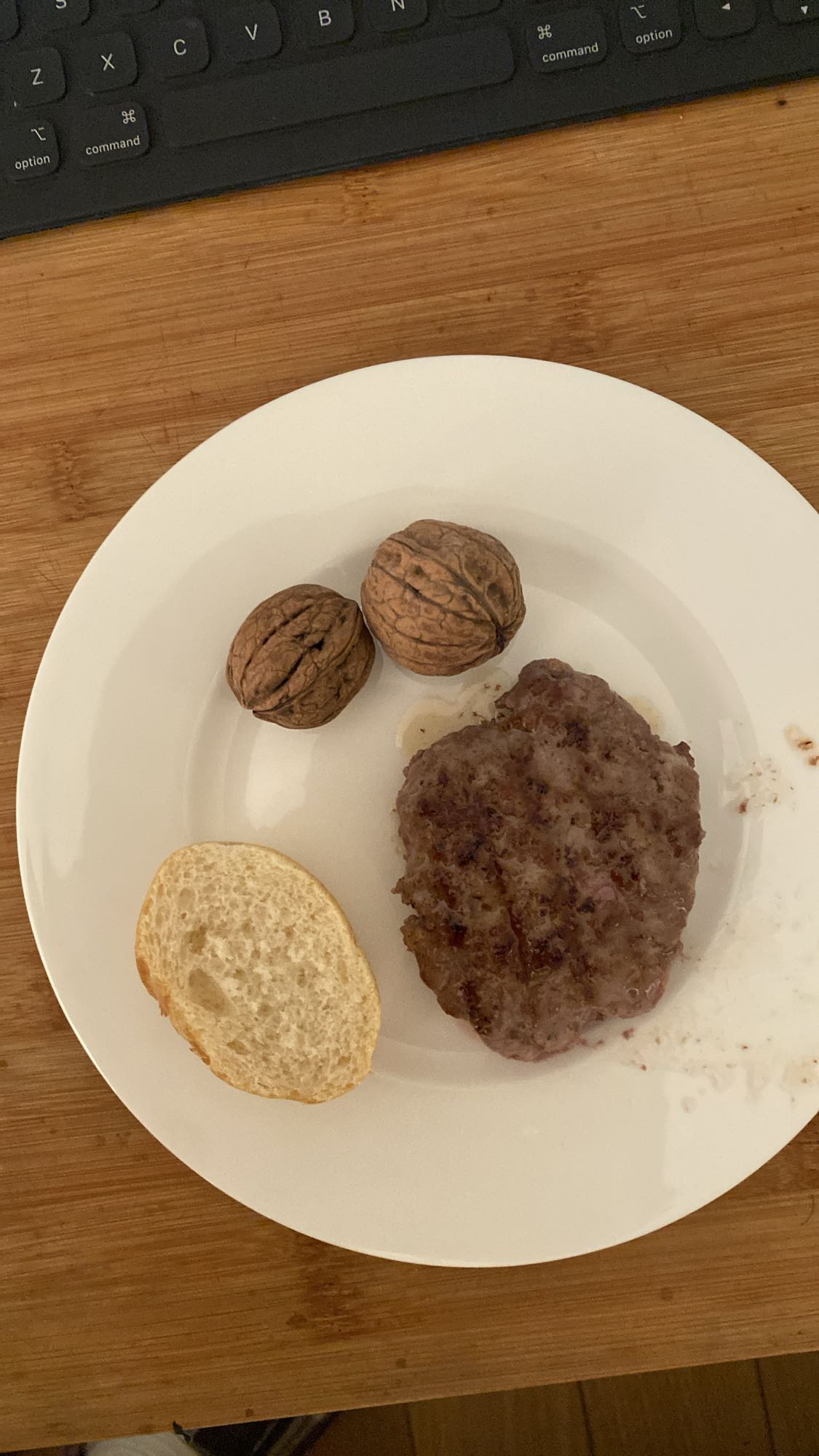 Hamburguesa amb nous i pa