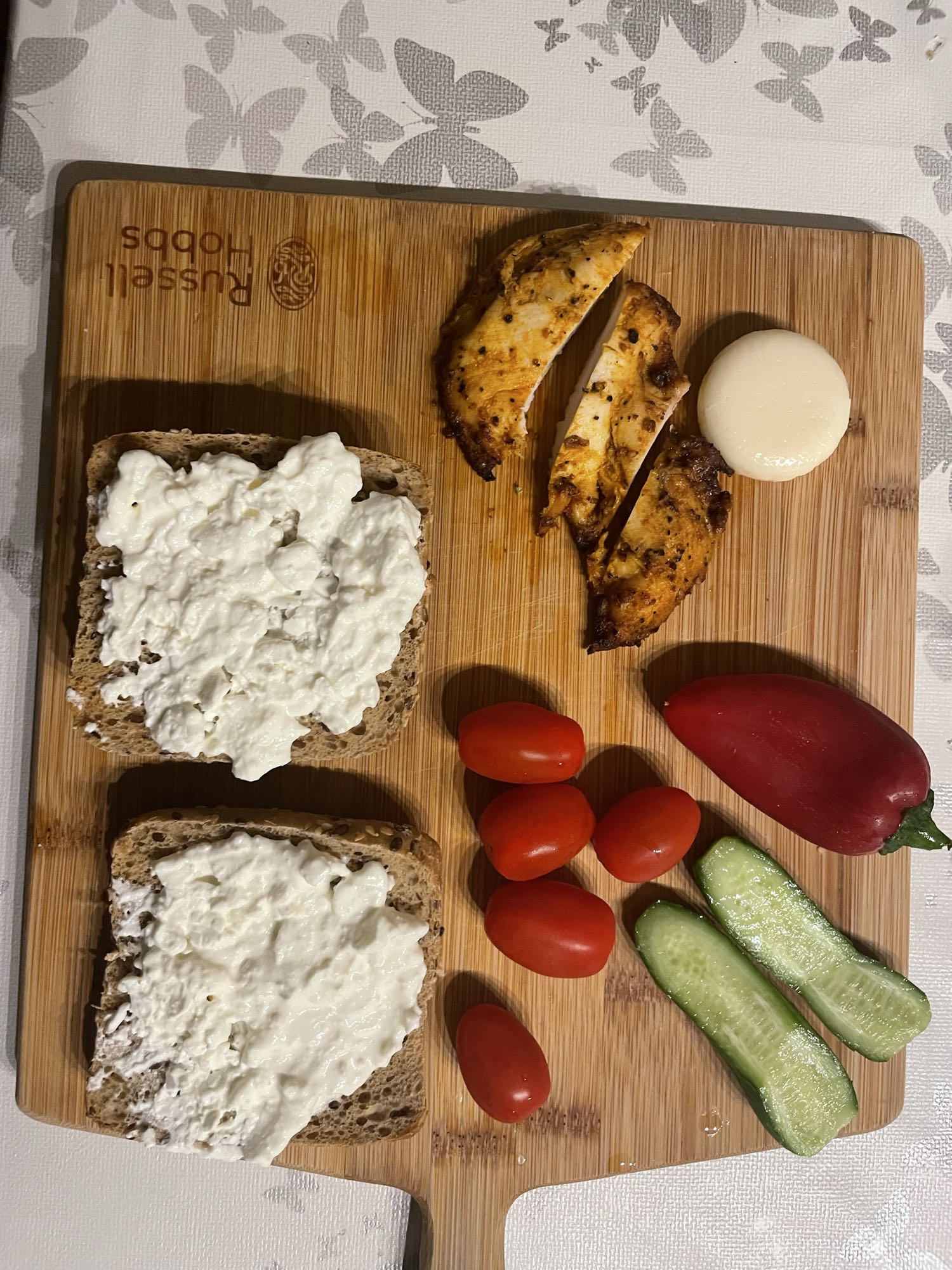 Körniger Frischkäse Brotbrett
