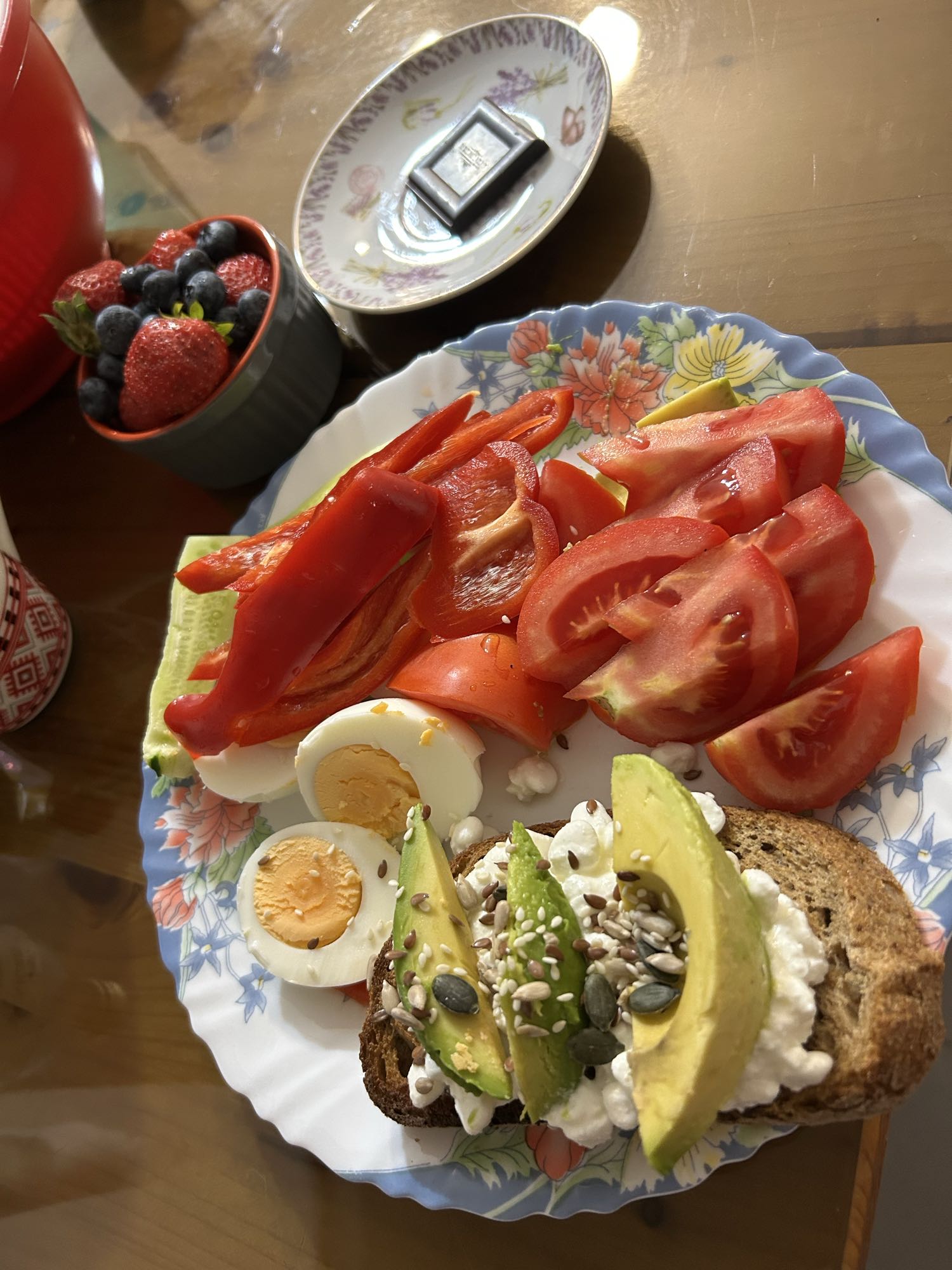 Mic dejun sănătos cu ouă, brânză cottage și avocado