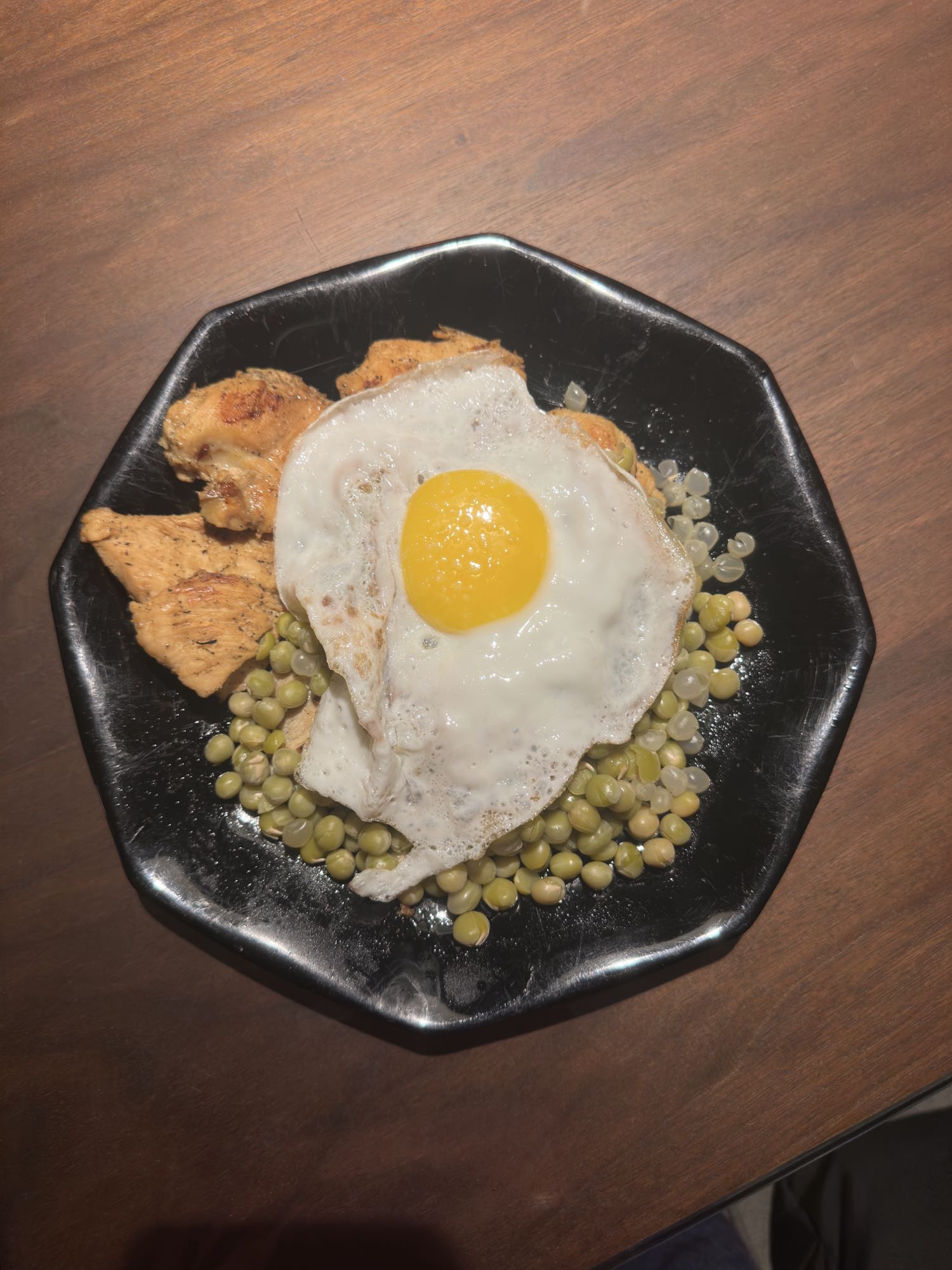 Pollo, huevo y guisantes