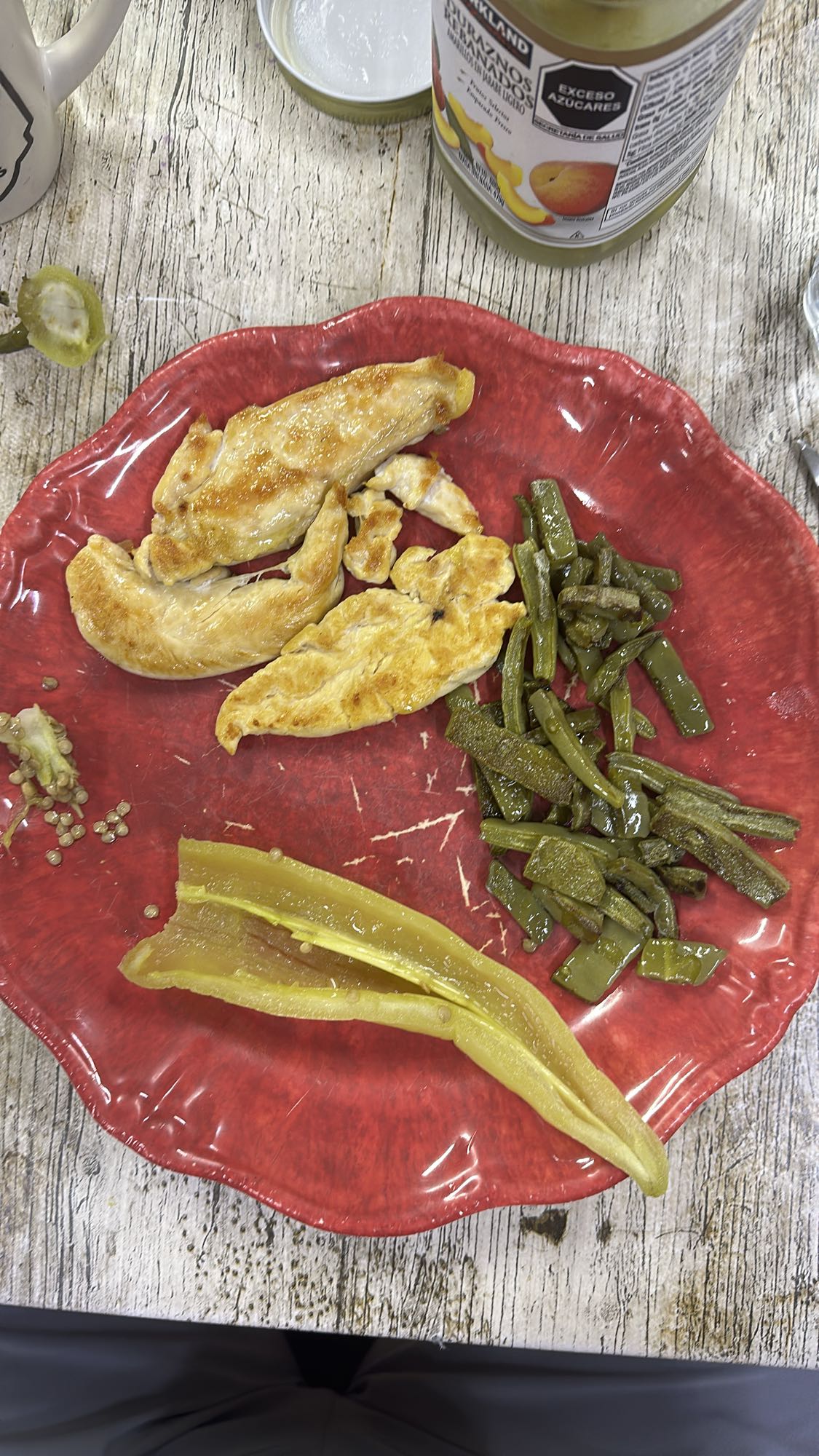 Pollo con nopales y chile