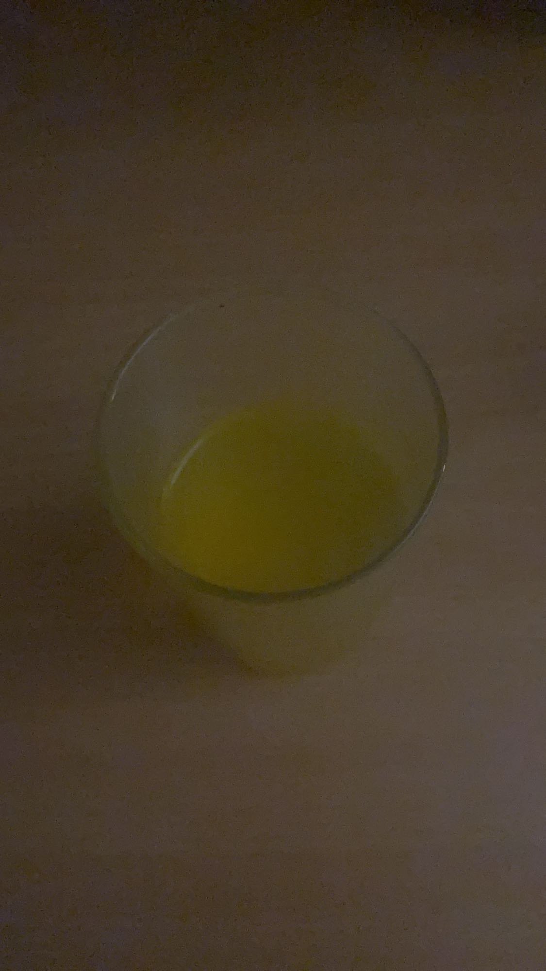 szklanka soku pomarańczowego