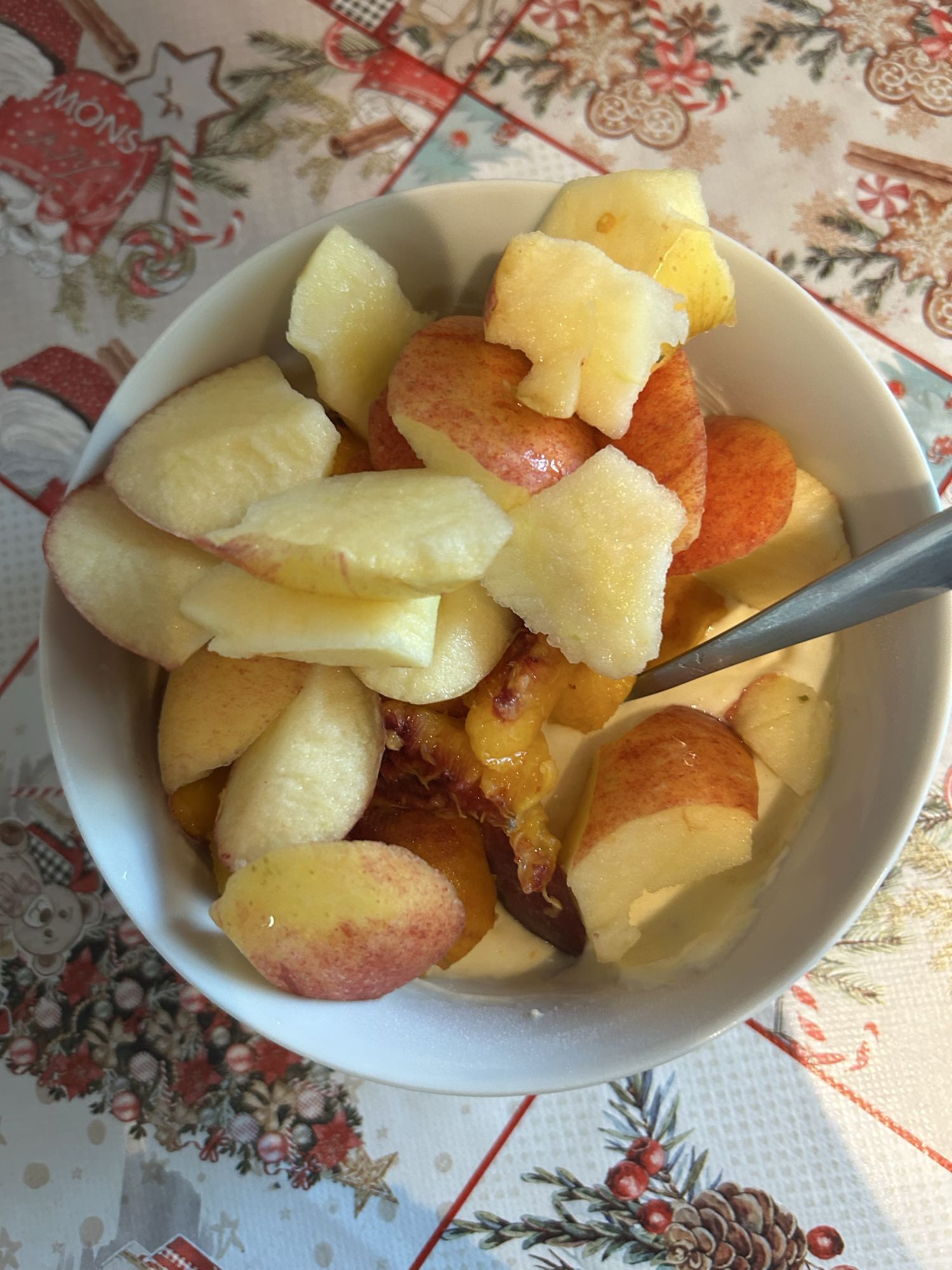 Fructe cu iaurt proteic și pudră proteică