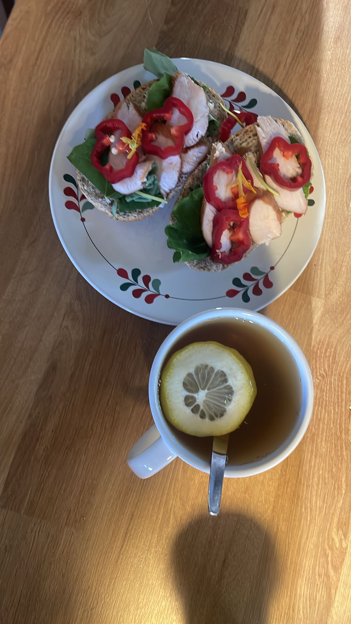 Kanapki z indykiem i herbata