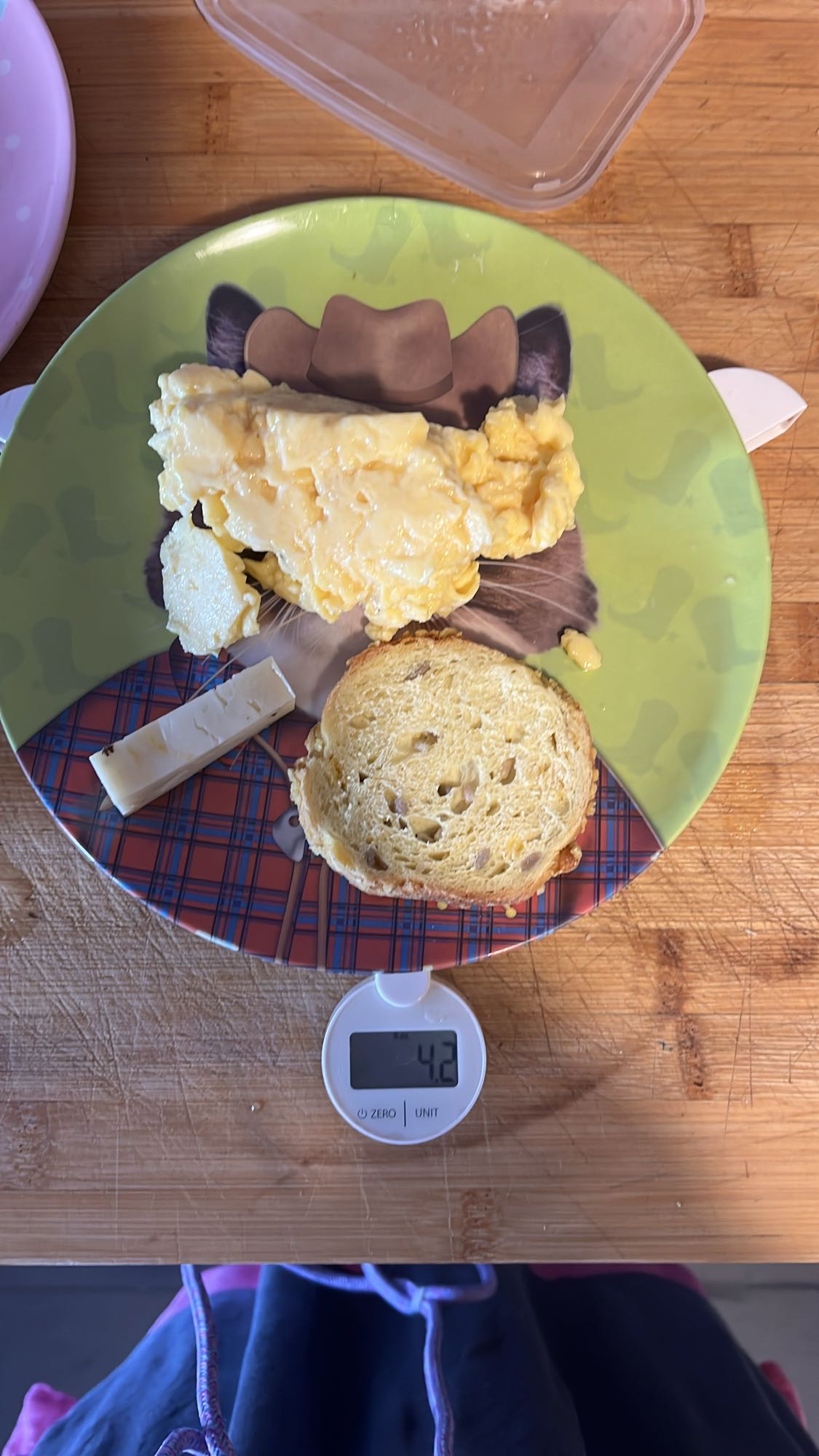 œufs brouillés et pain