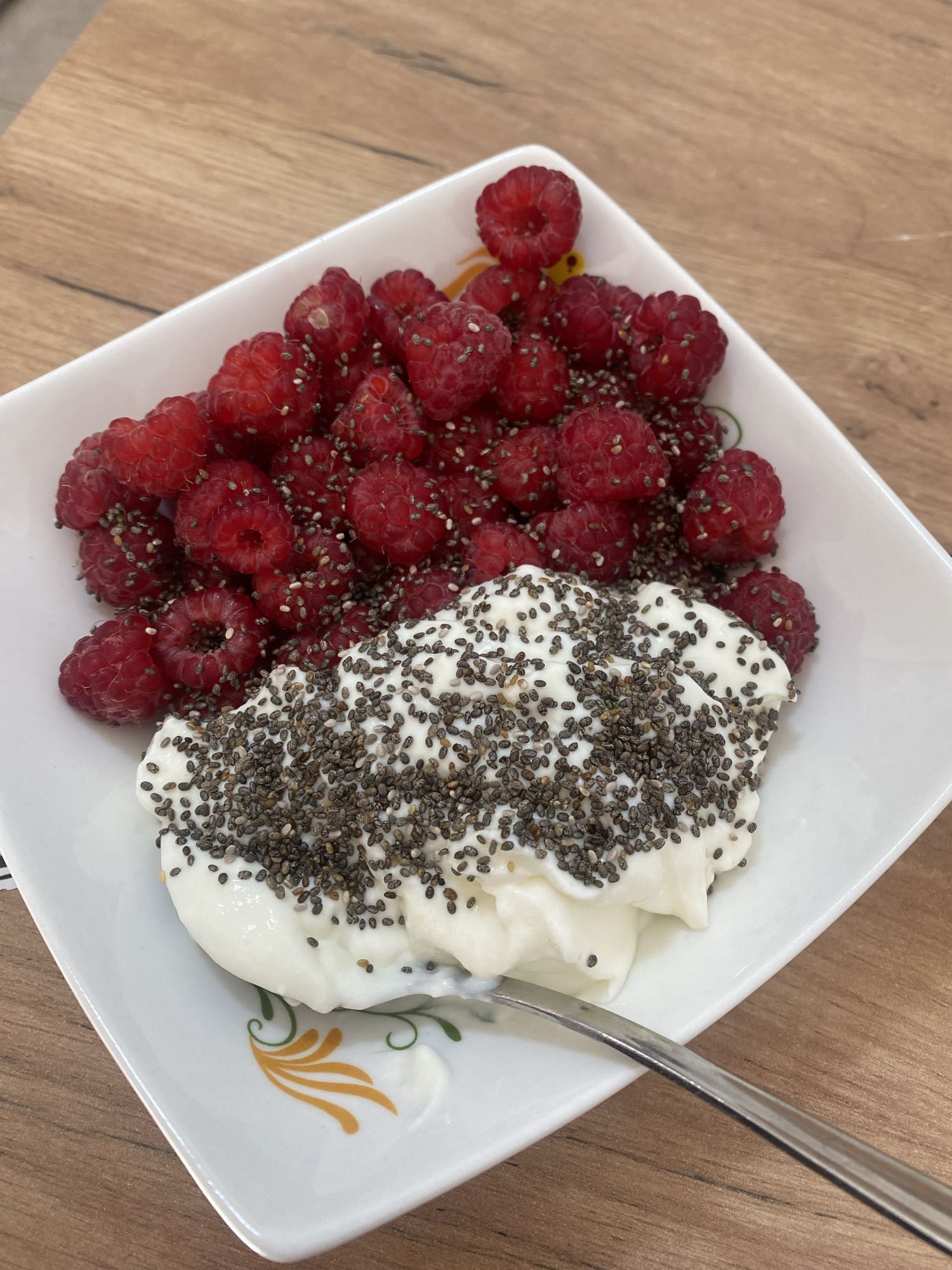 Малина с йогуртом и чиа