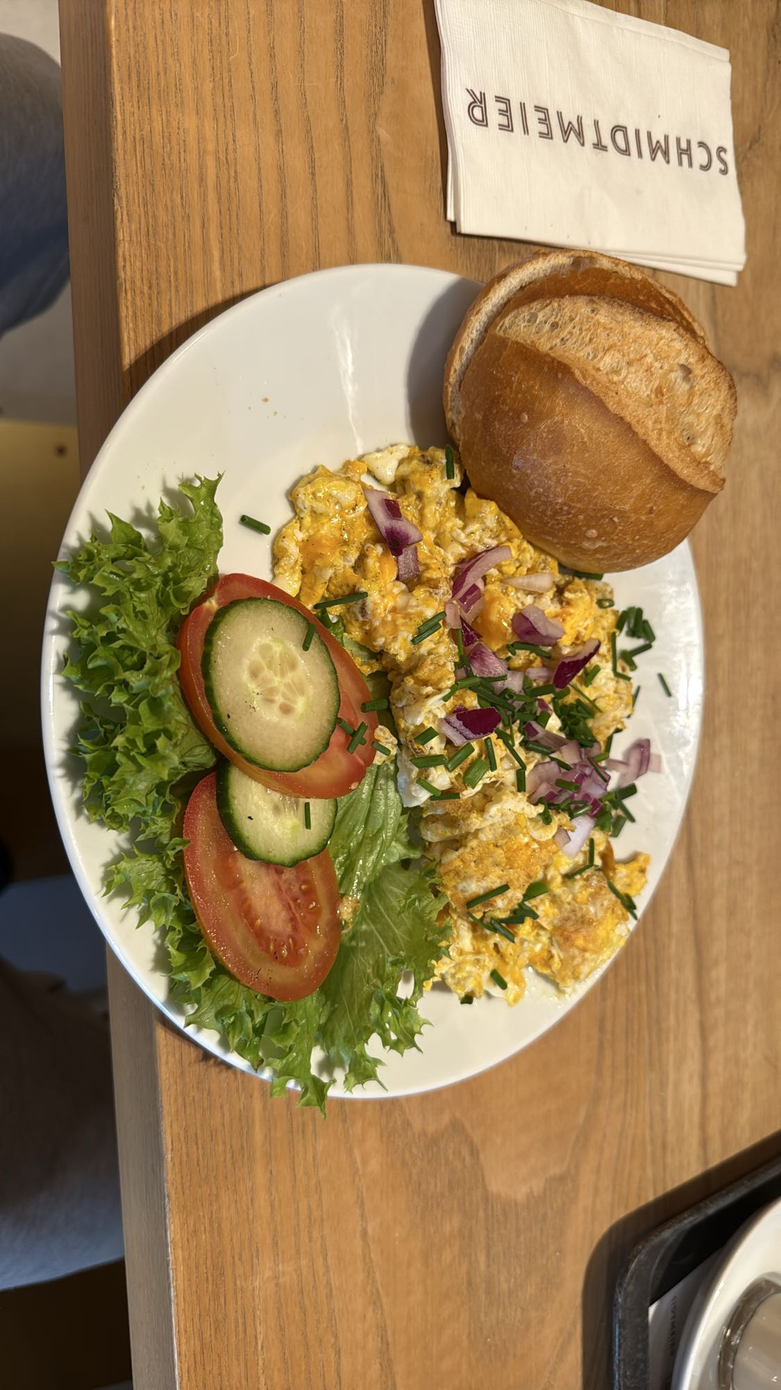 Jajecznica z bułką i warzywami