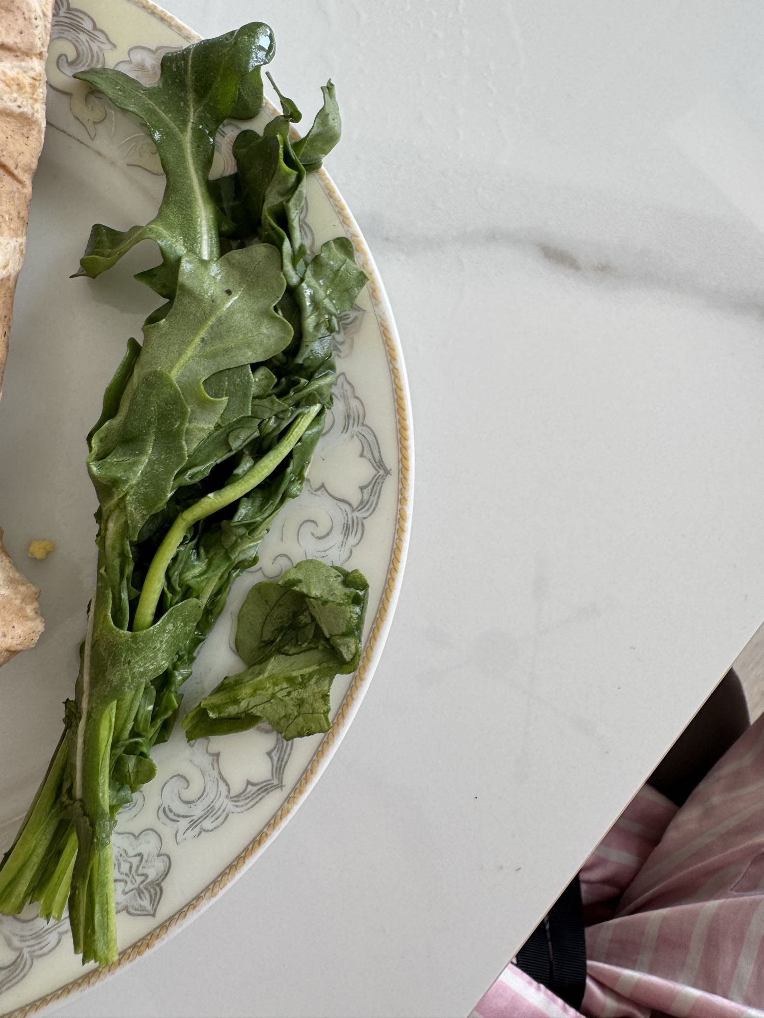 руккола на тарелке