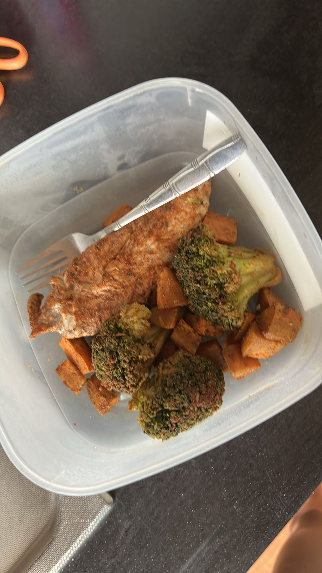 Piept de curcan la cuptor cu cartof dulce și broccoli