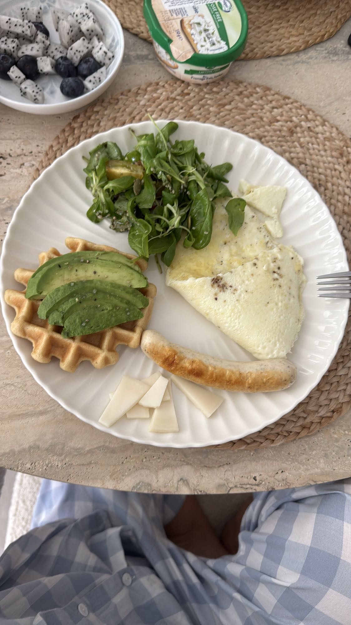 Завтрак с вафлей и омлетом