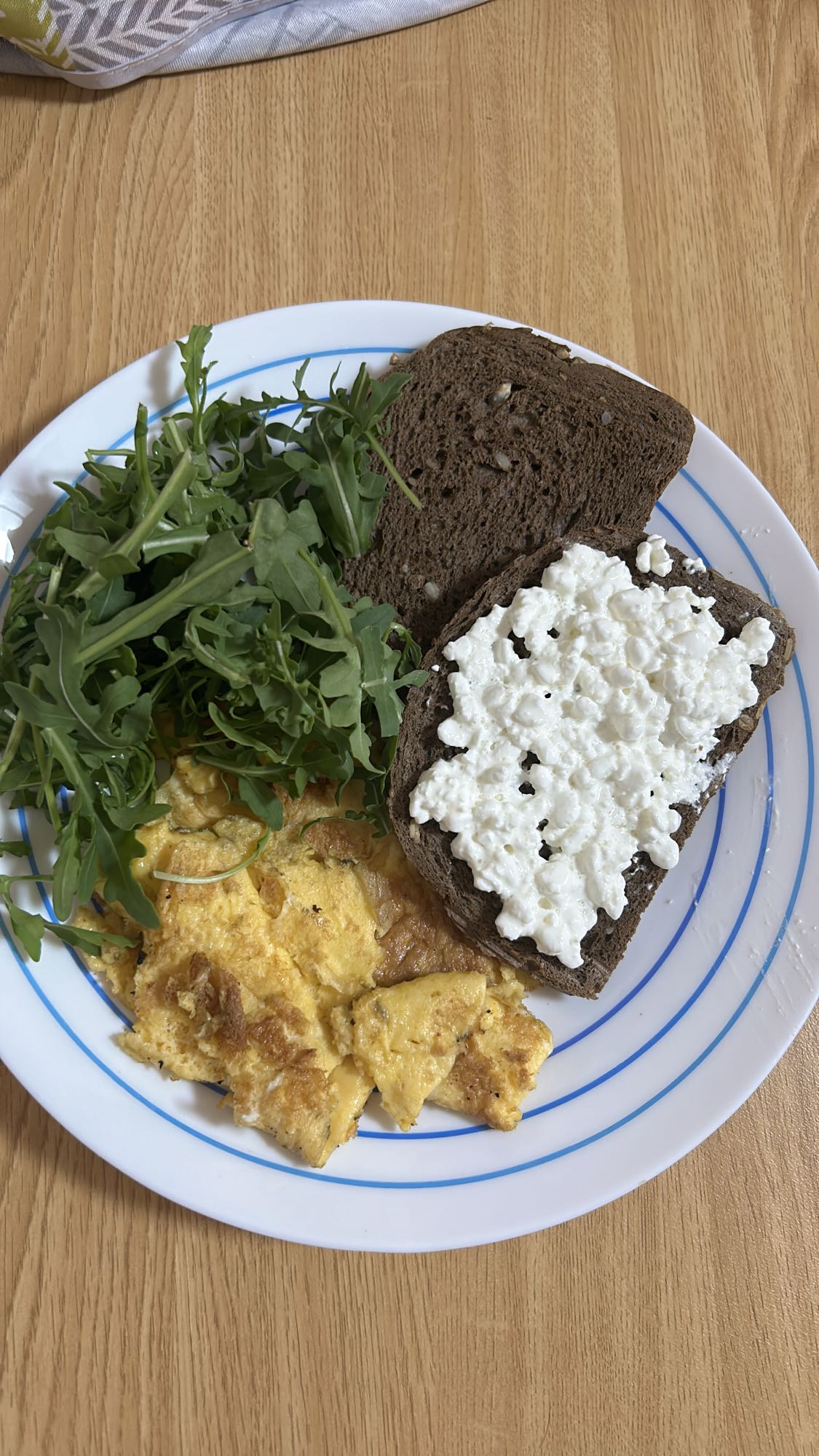 Desayuno con huevos y pan